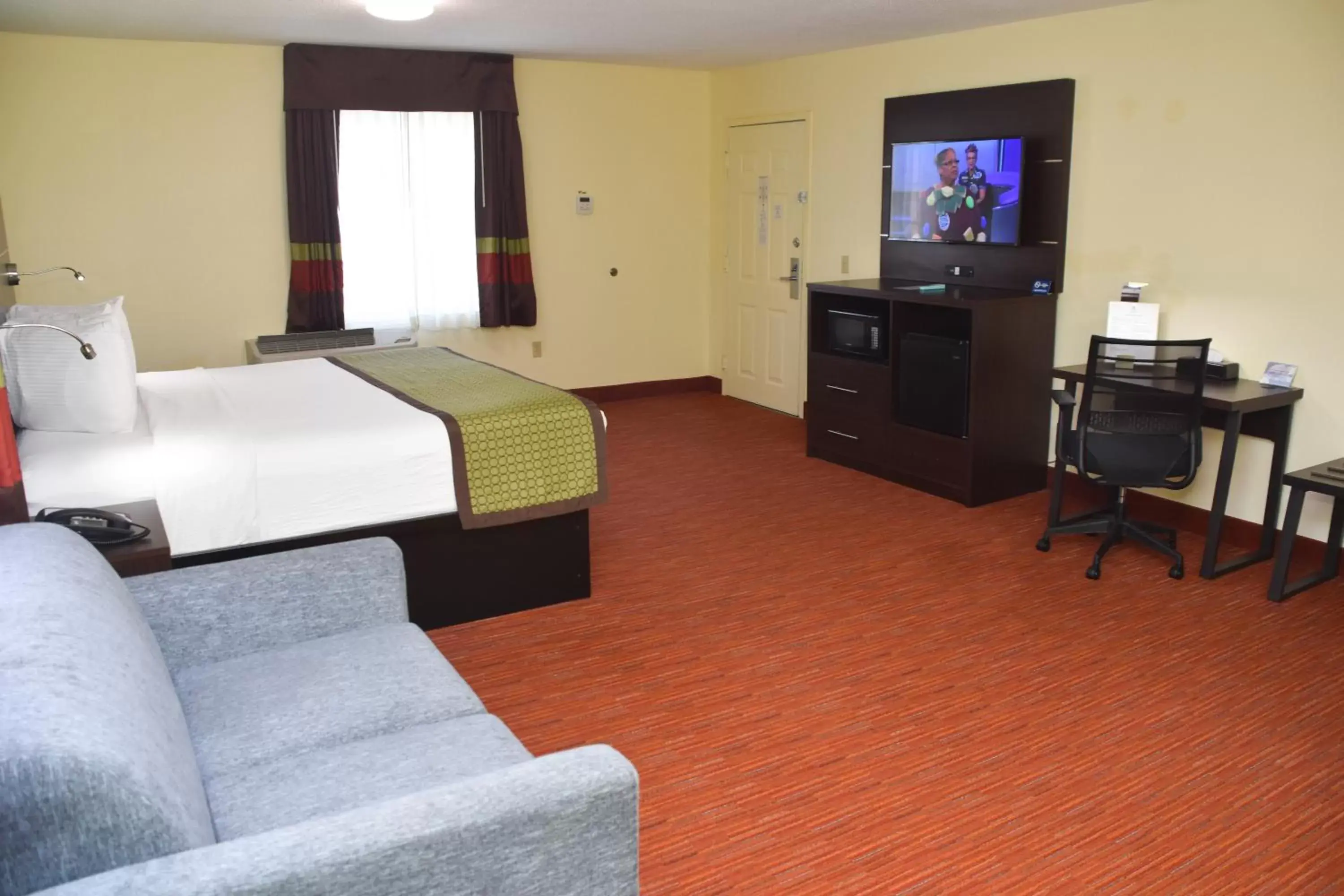 TV/Entertainment Center in SureStay Hotel by Best Western Manning