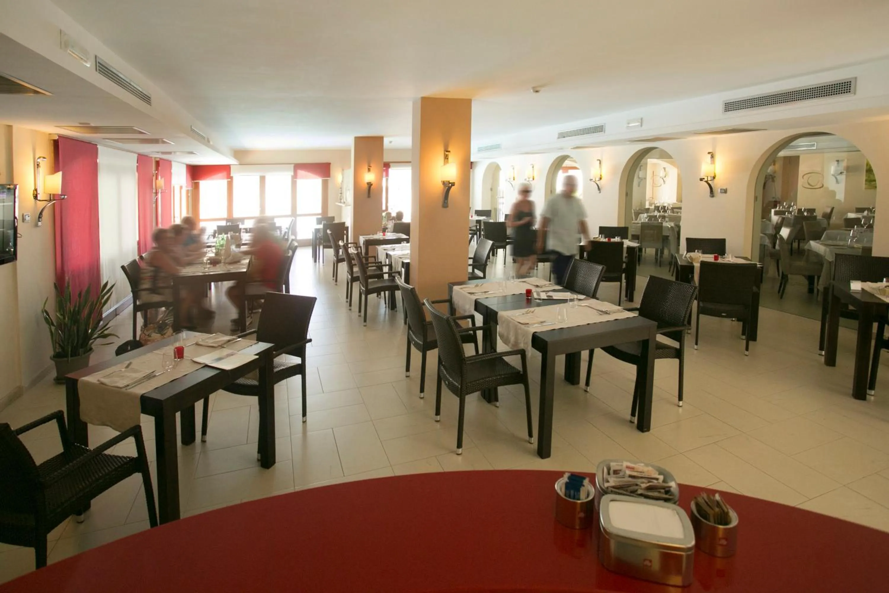 Restaurant/places to eat in Tropis Hotel