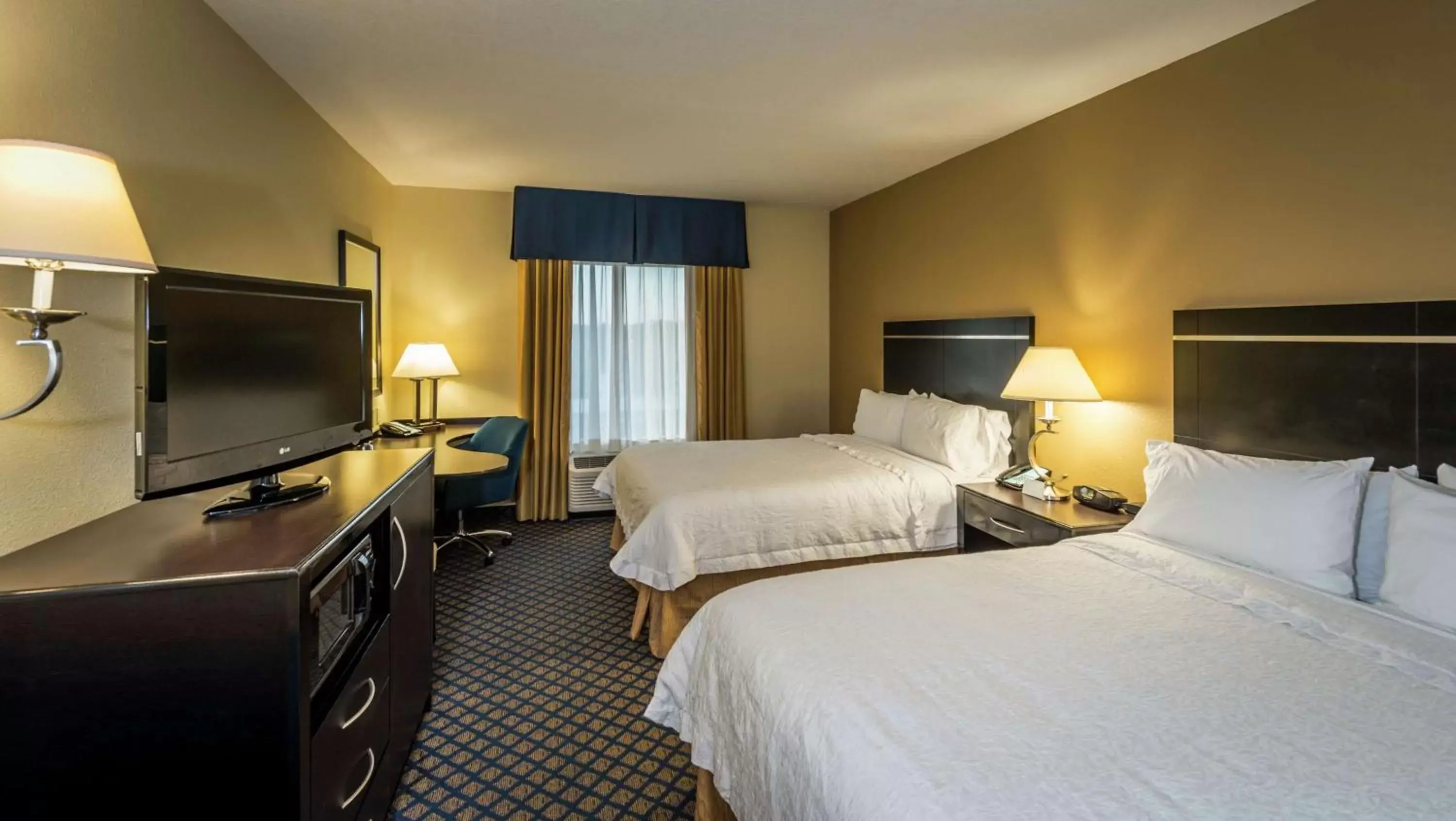 Bedroom, TV/Entertainment Center in Hampton Inn & Suites Jacksonville South - Bartram Park