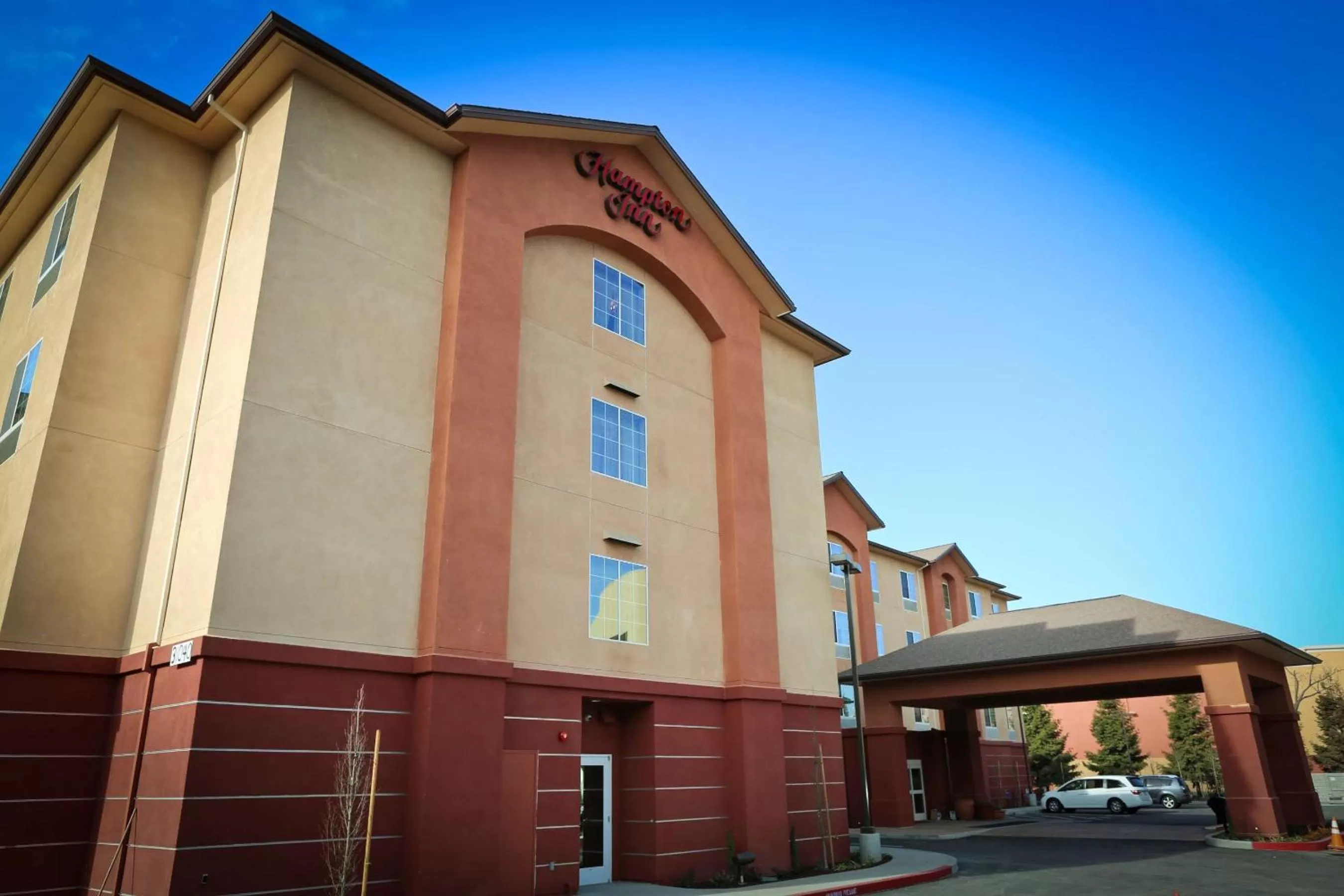 Property building in Hampton Inn Union City