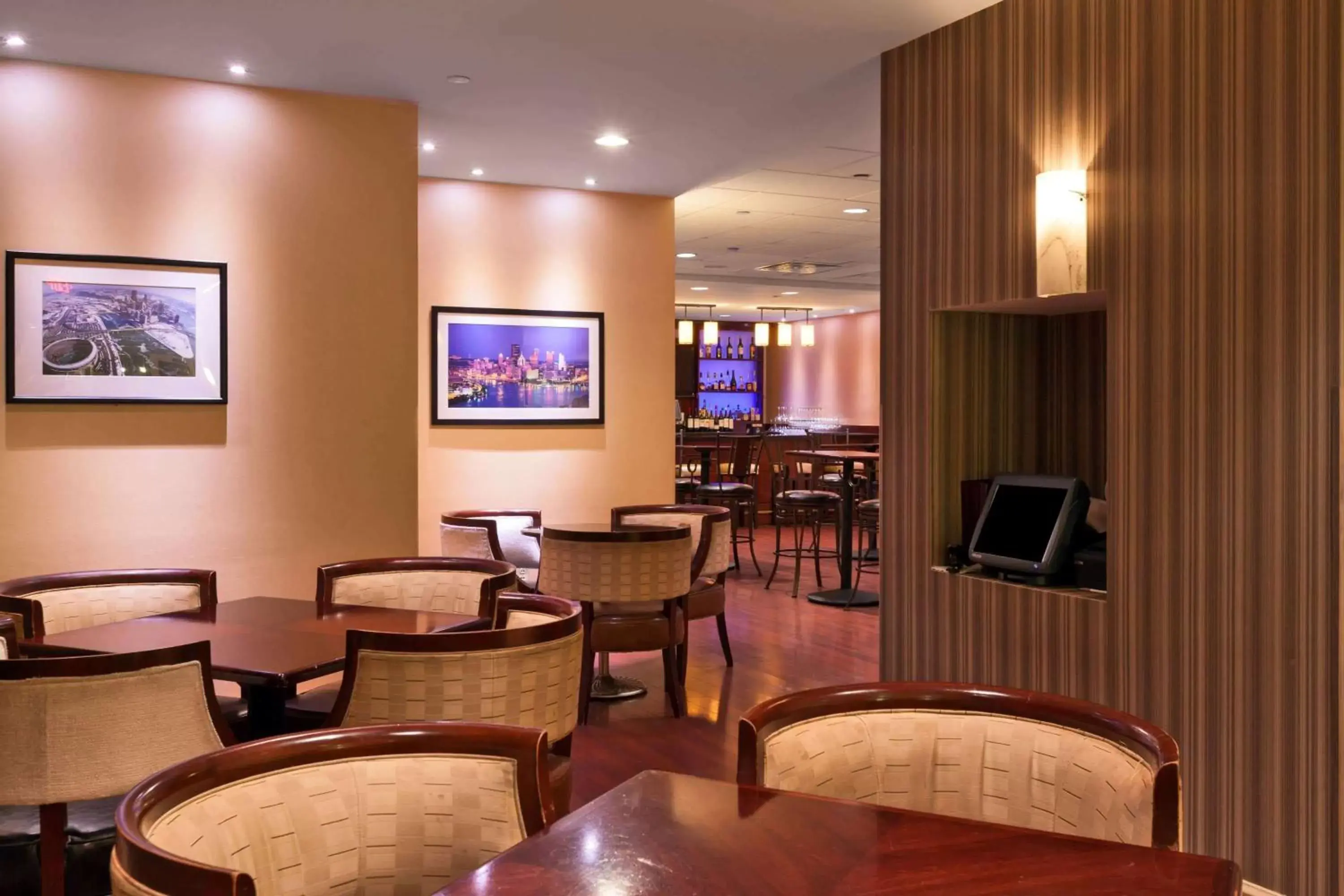 Lounge or bar in Wyndham Grand Pittsburgh Lounge or bar in Wyndham Grand Pittsburgh
