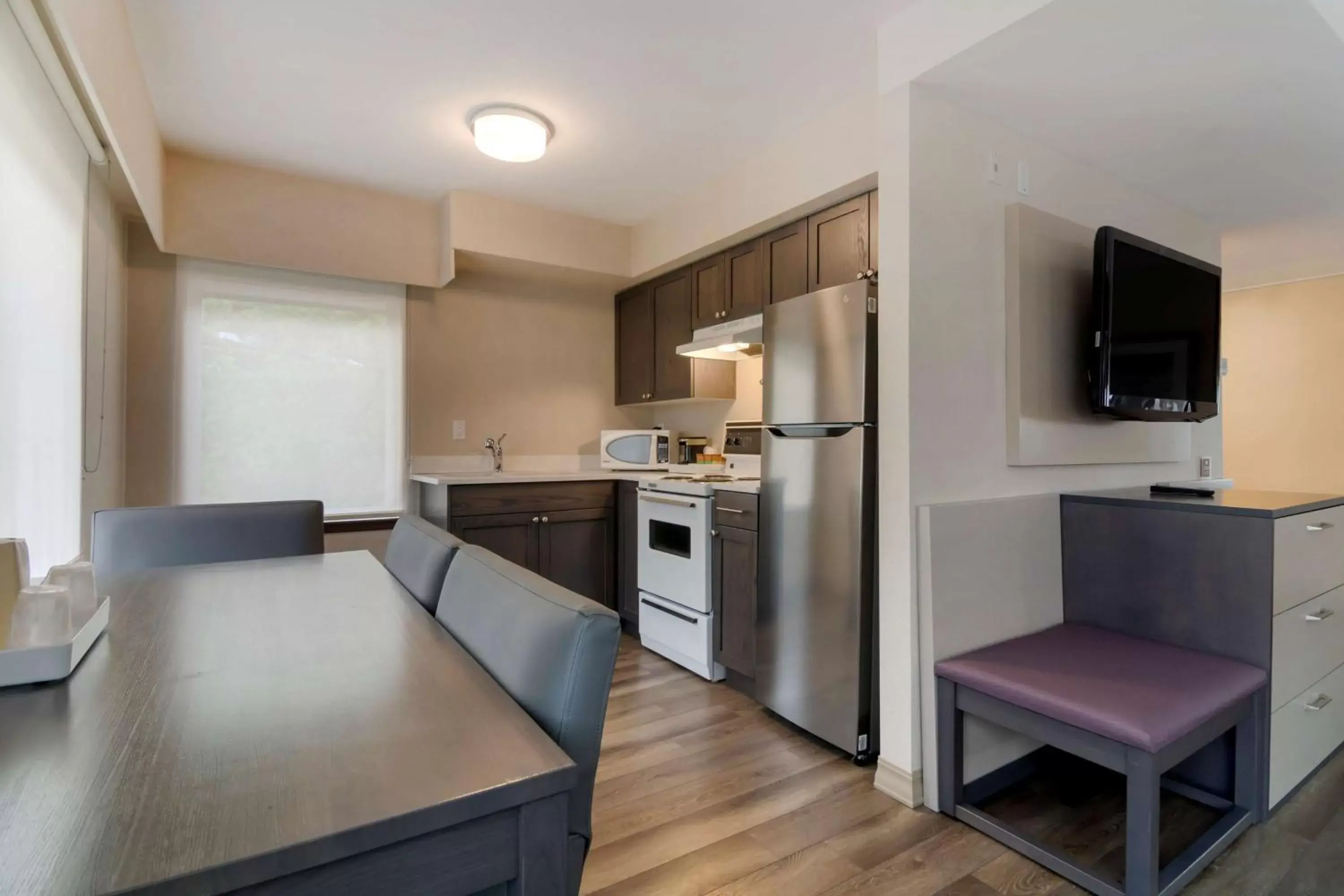 Bedroom, Kitchen/Kitchenette in Best Western Premier Aberdeen Kamloops