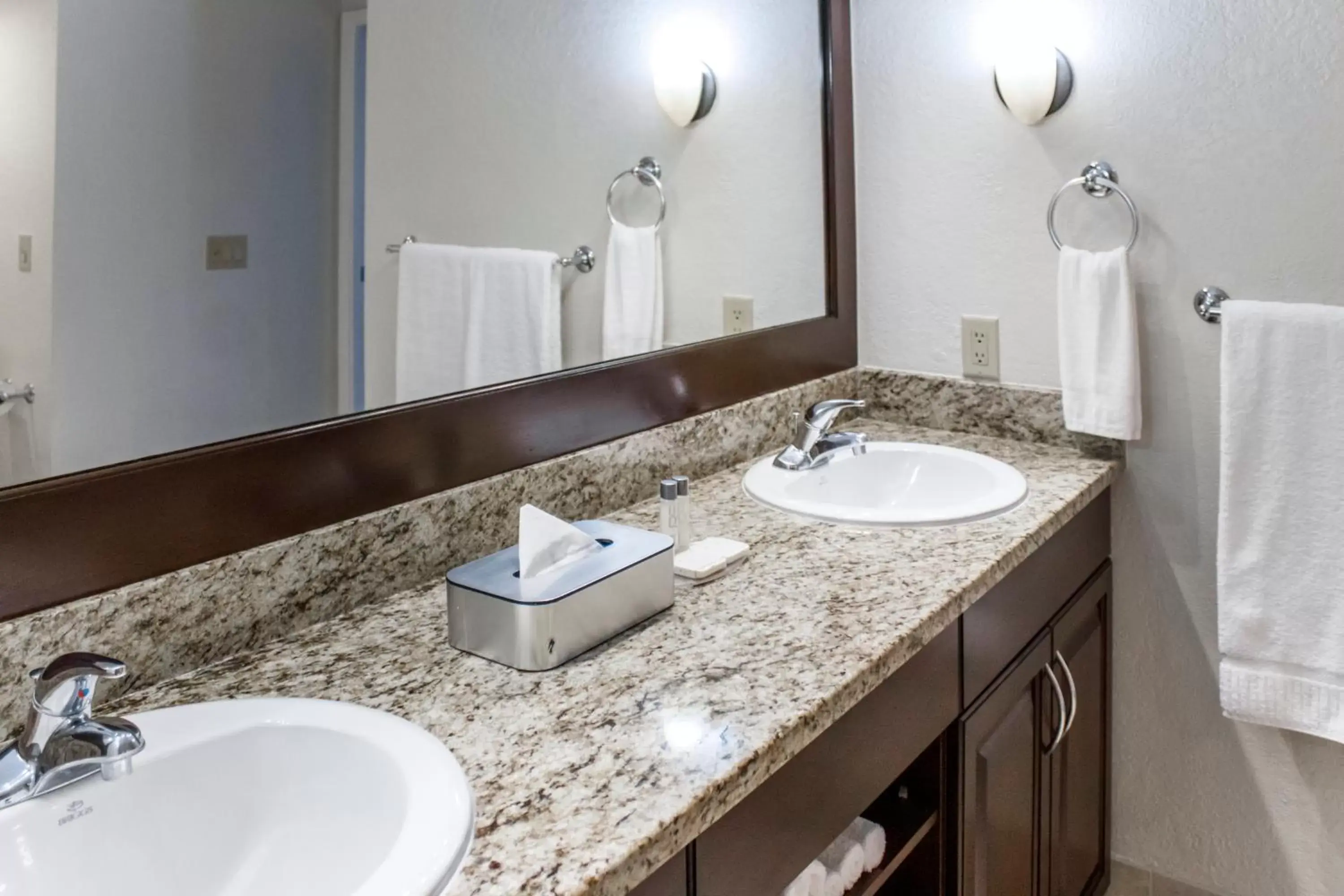 Bathroom in Polynesian Isles Resort