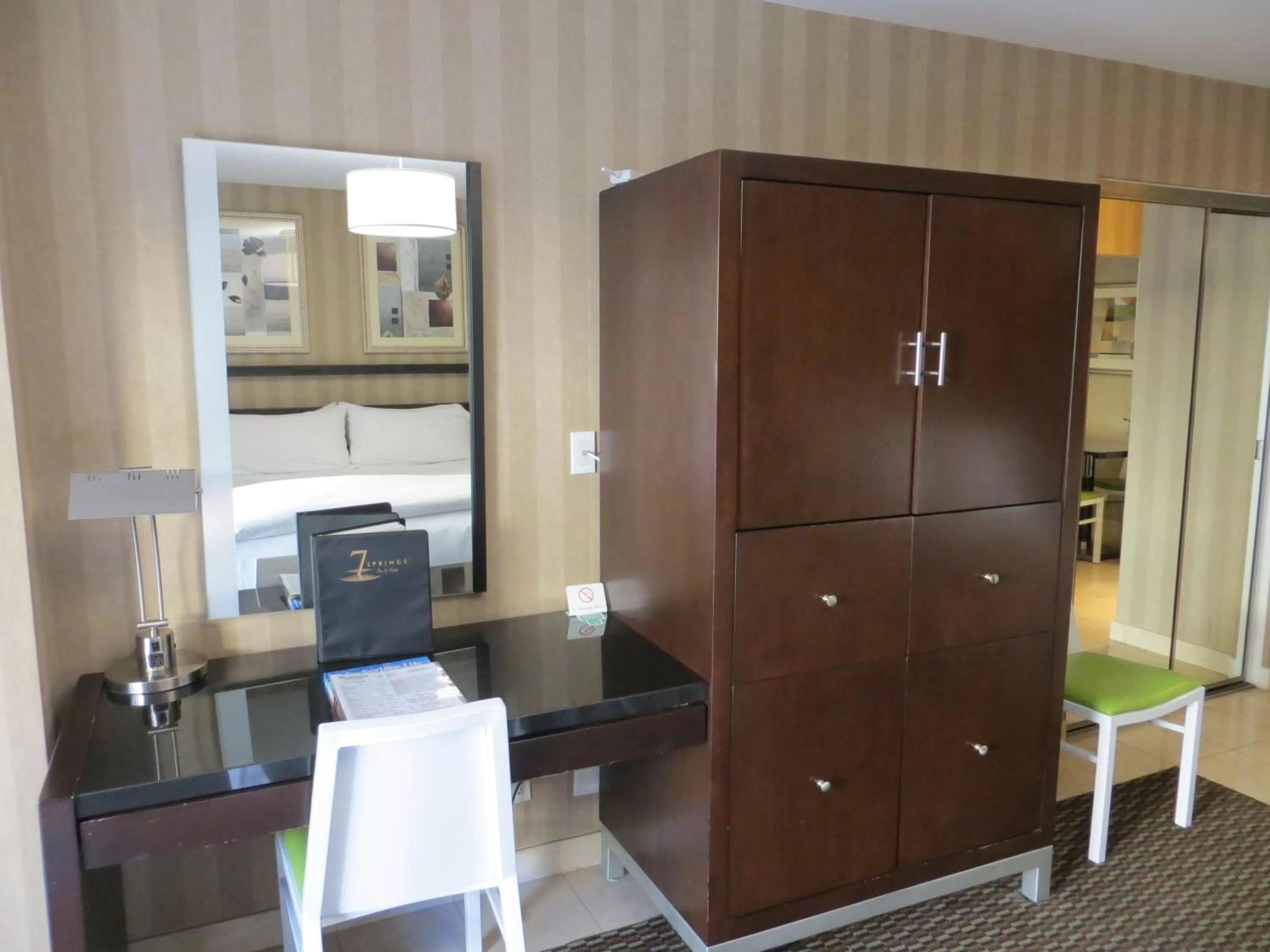 Seating area in 7 Springs Inn & Suites