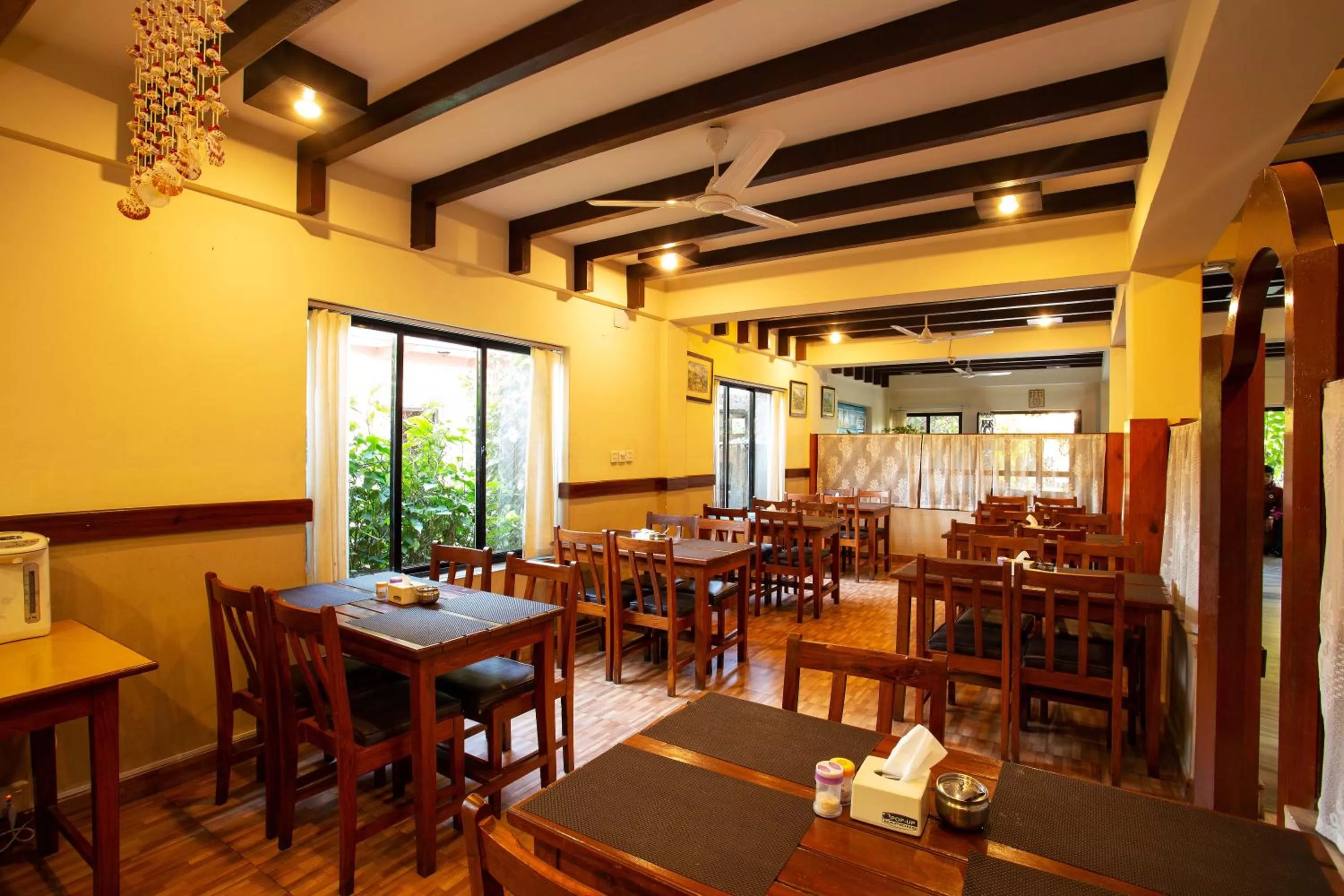 Restaurant/places to eat in Hotel Orchid