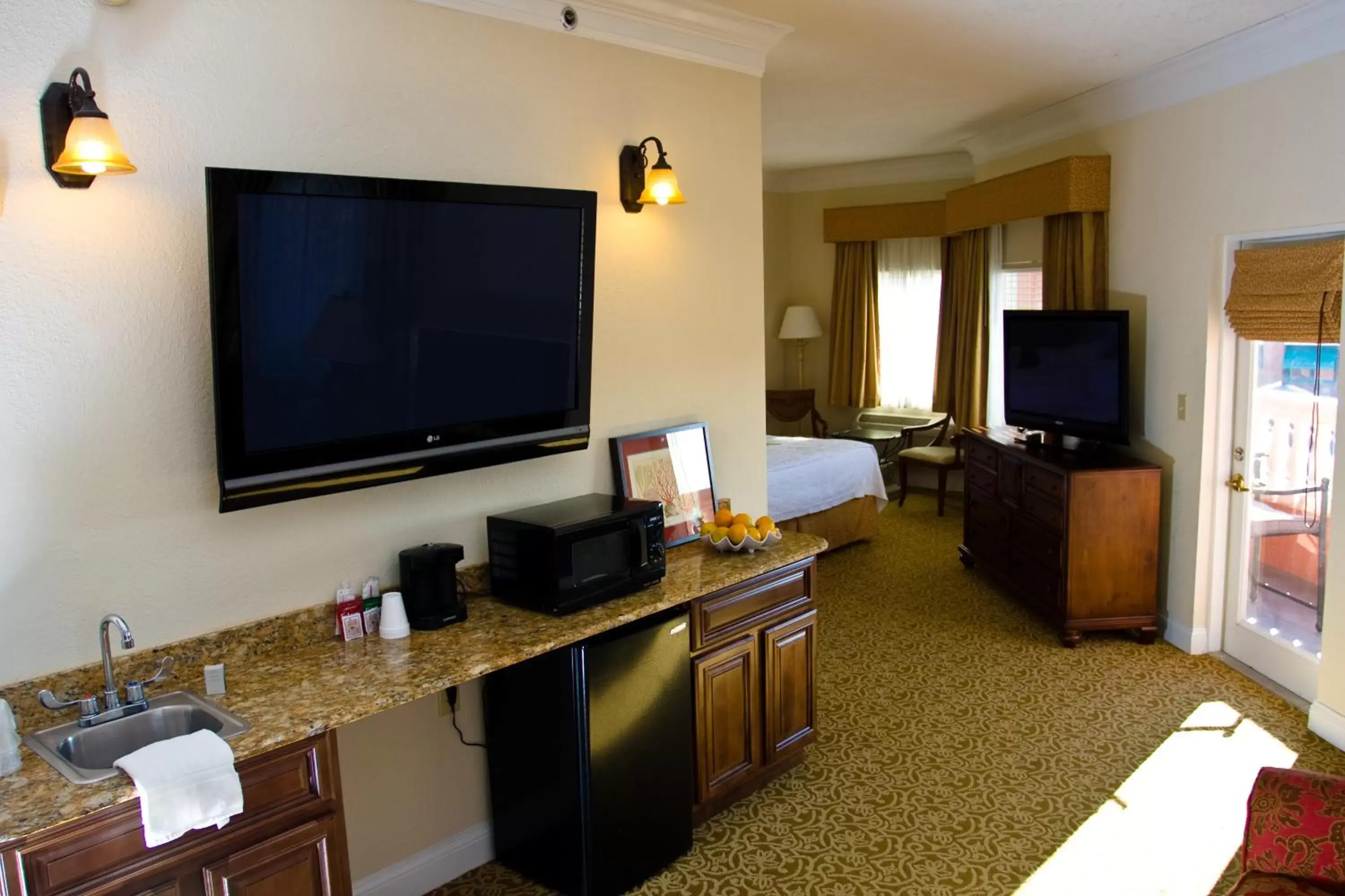 Day, TV/Entertainment Center in Amelia Hotel at the Beach