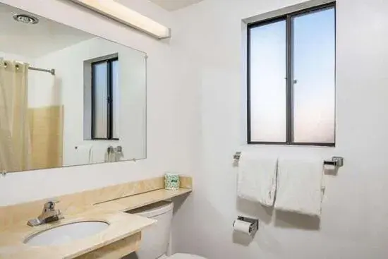 Bathroom in Econo Lodge University
