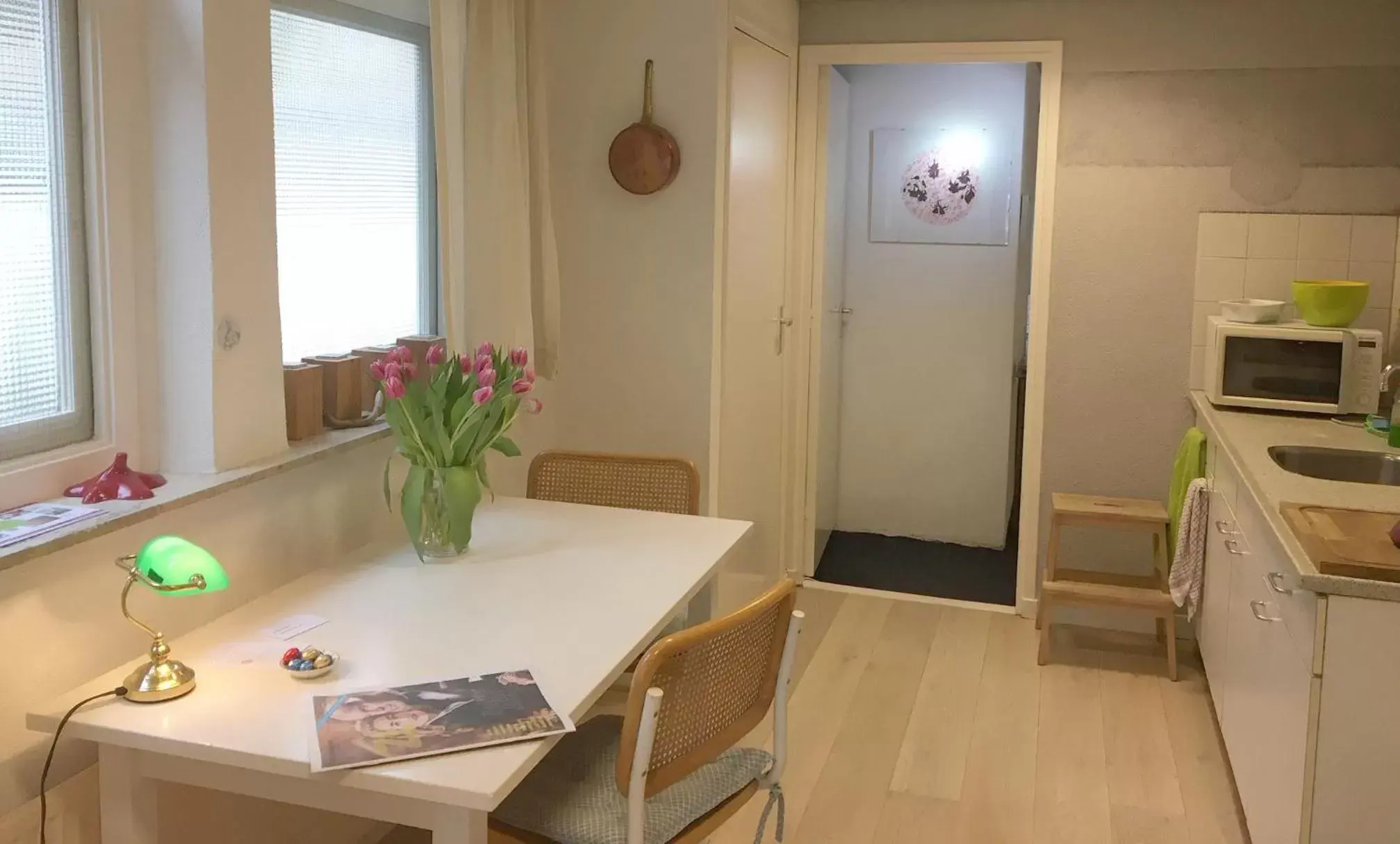 Kitchen or kitchenette, Dining Area in B&B De Kunstpraktijk