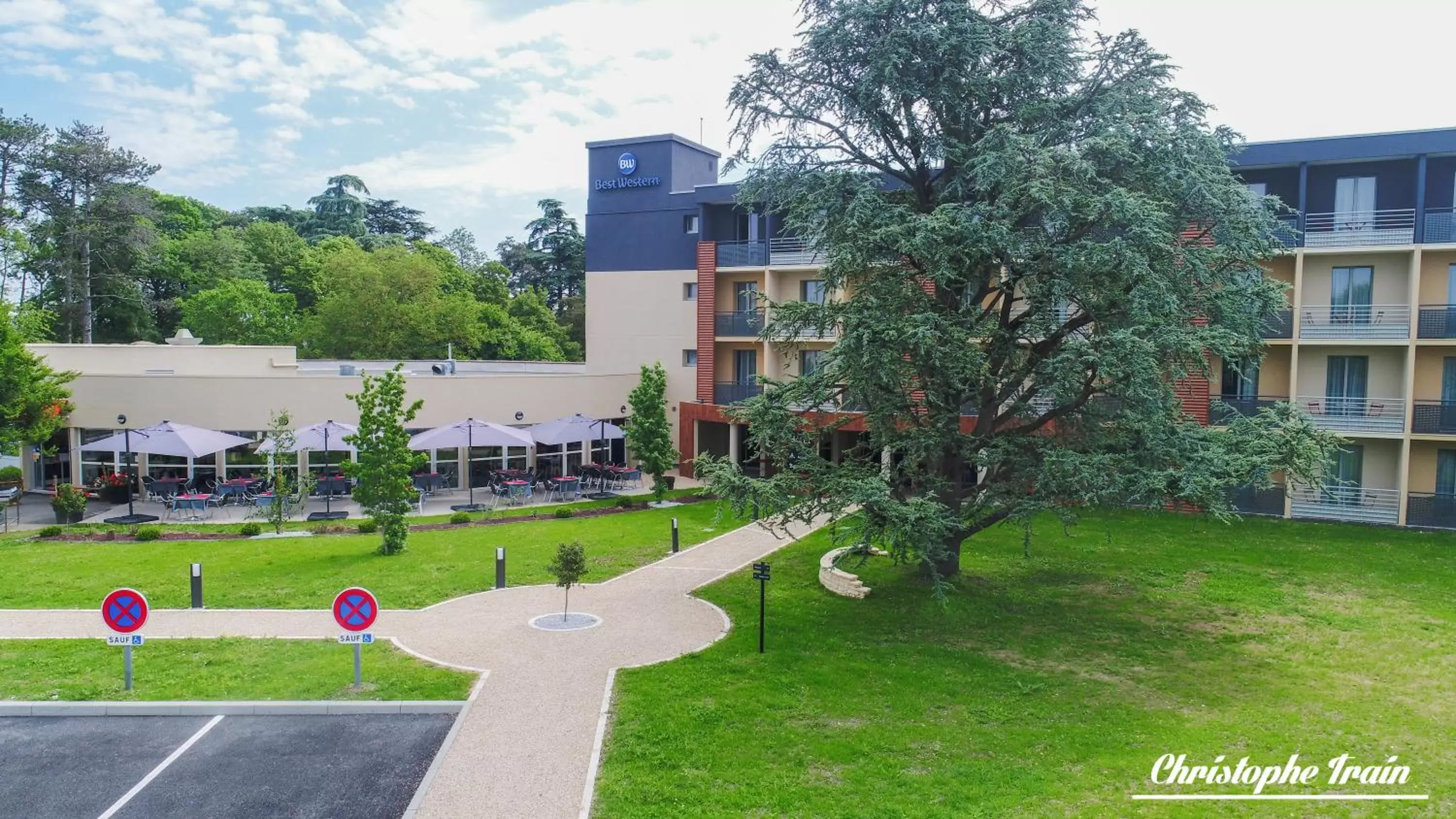 Garden, Property Building in BEST WESTERN La Porte des Châteaux