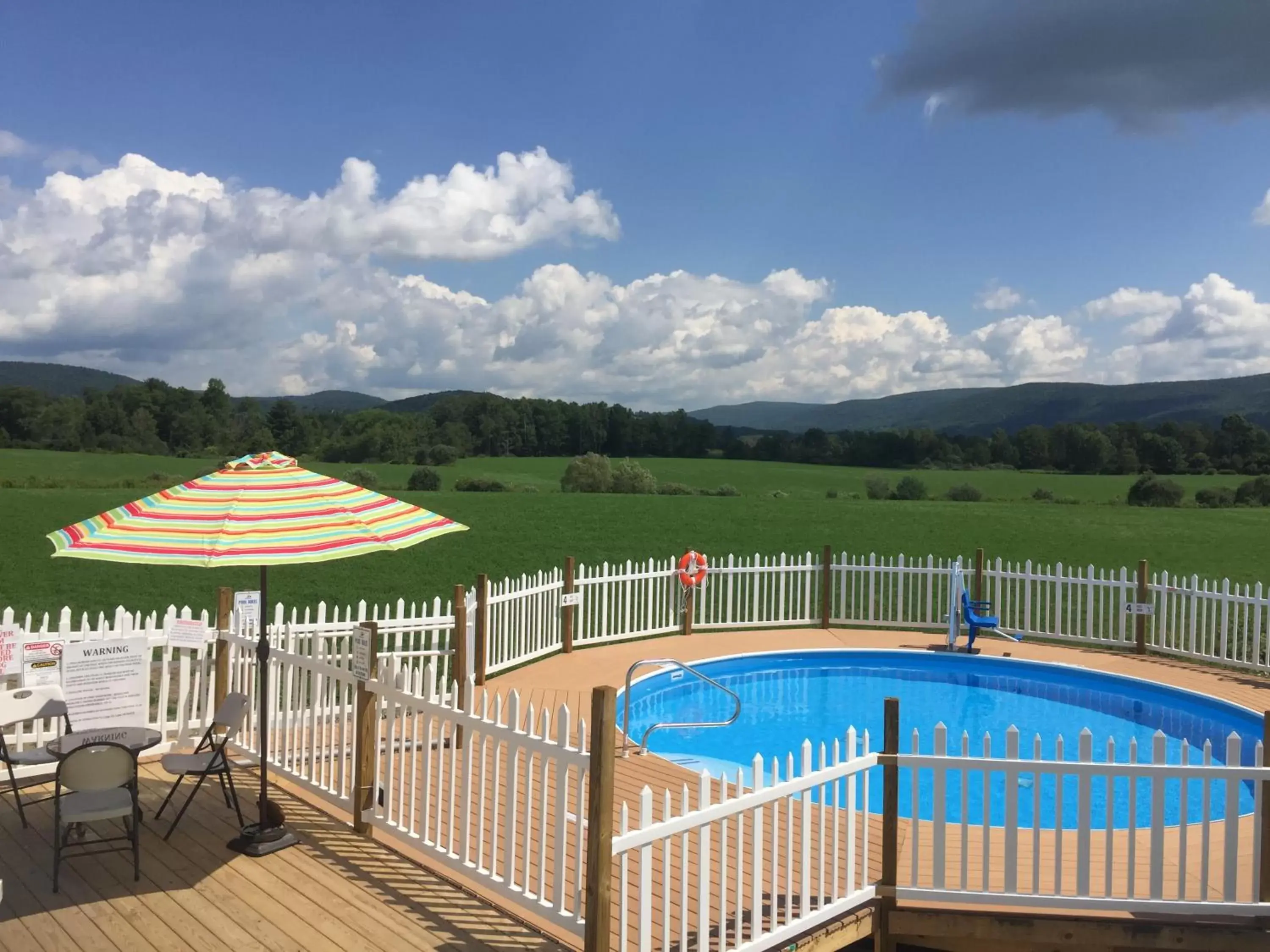 , Swimming Pool in Apple Inn and Suites Cooperstown Area