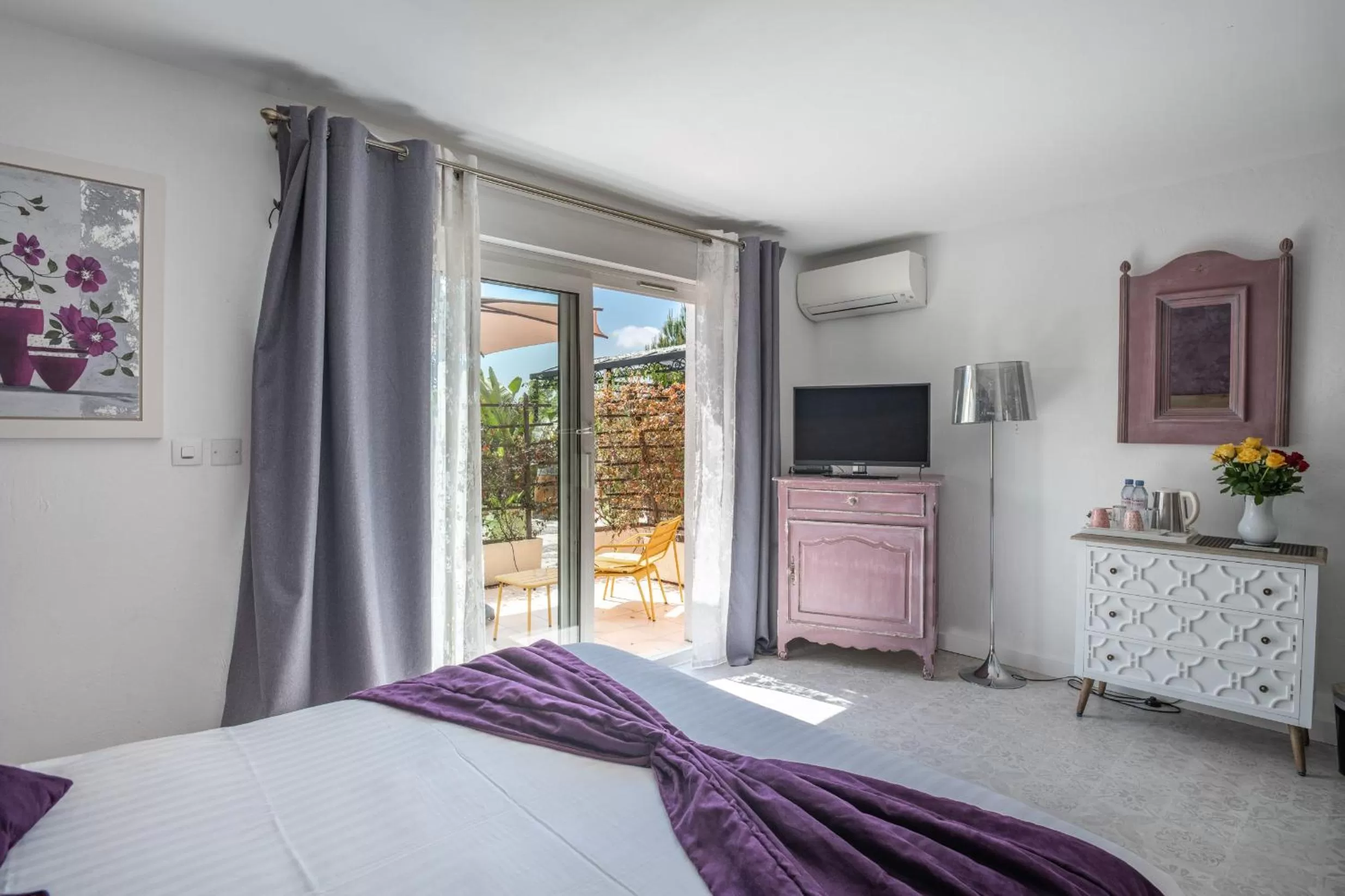 Photo of the whole room, Bed in Les Bastides Saint Paul