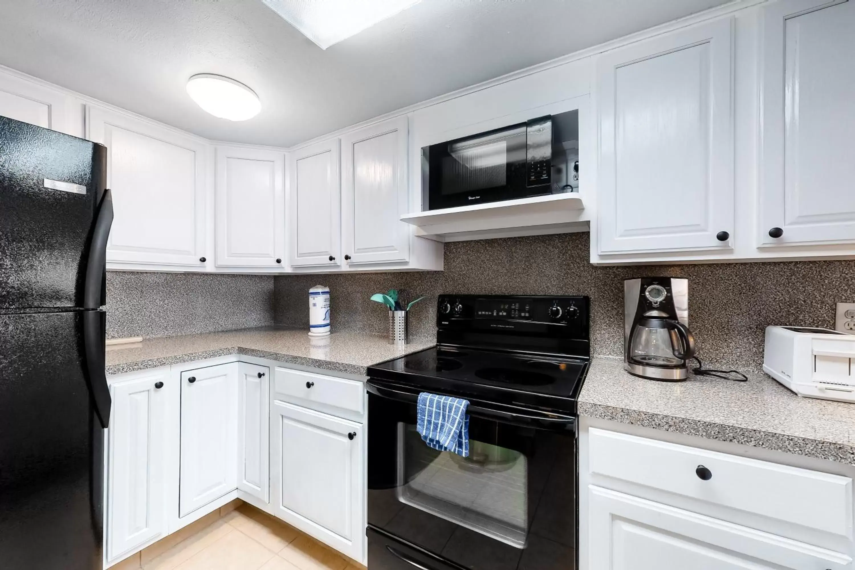 Kitchen/Kitchenette in Seawall Apartments