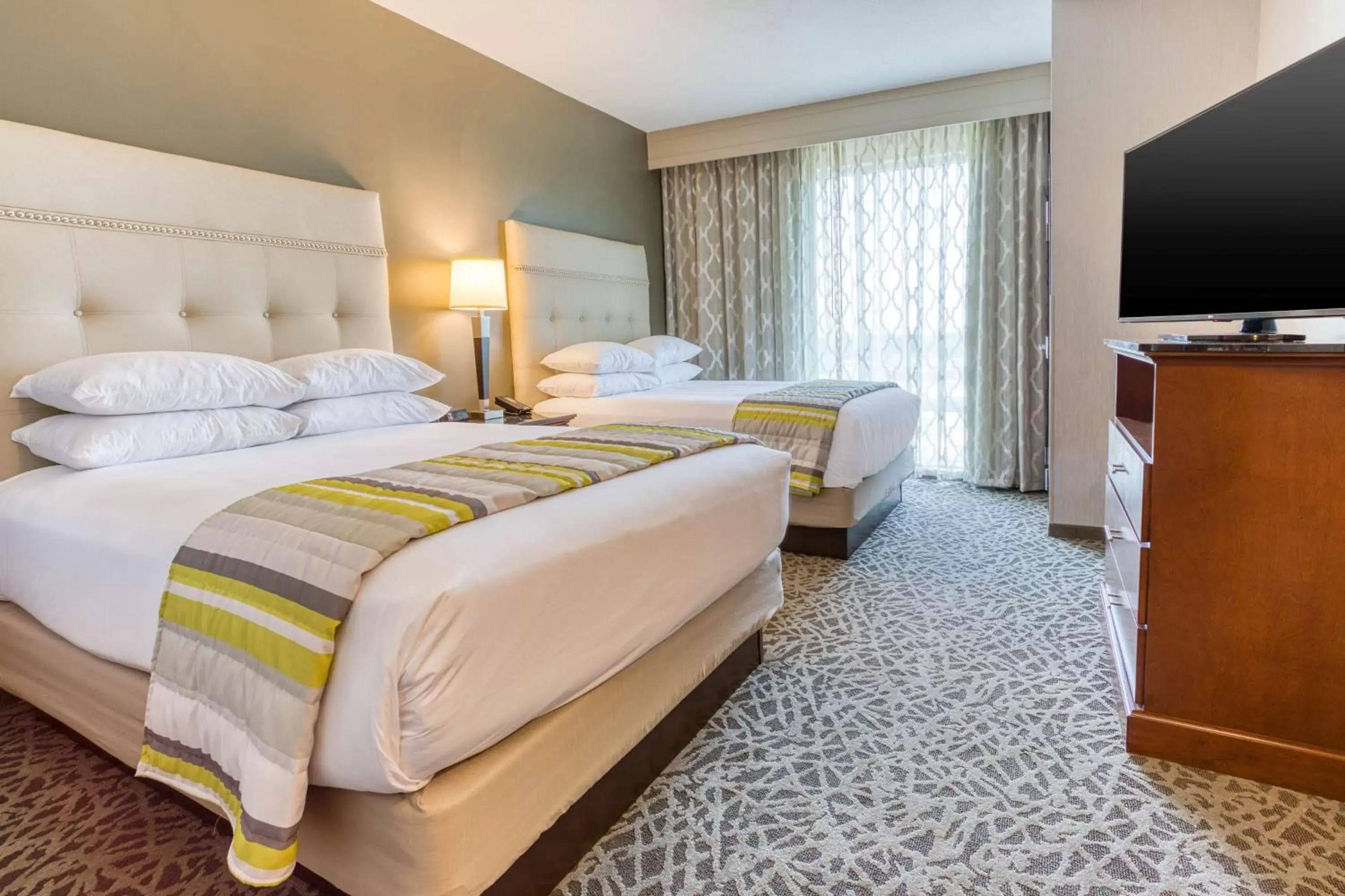 Photo of the whole room, Bed in Drury Inn & Suites Cincinnati Northeast Mason
