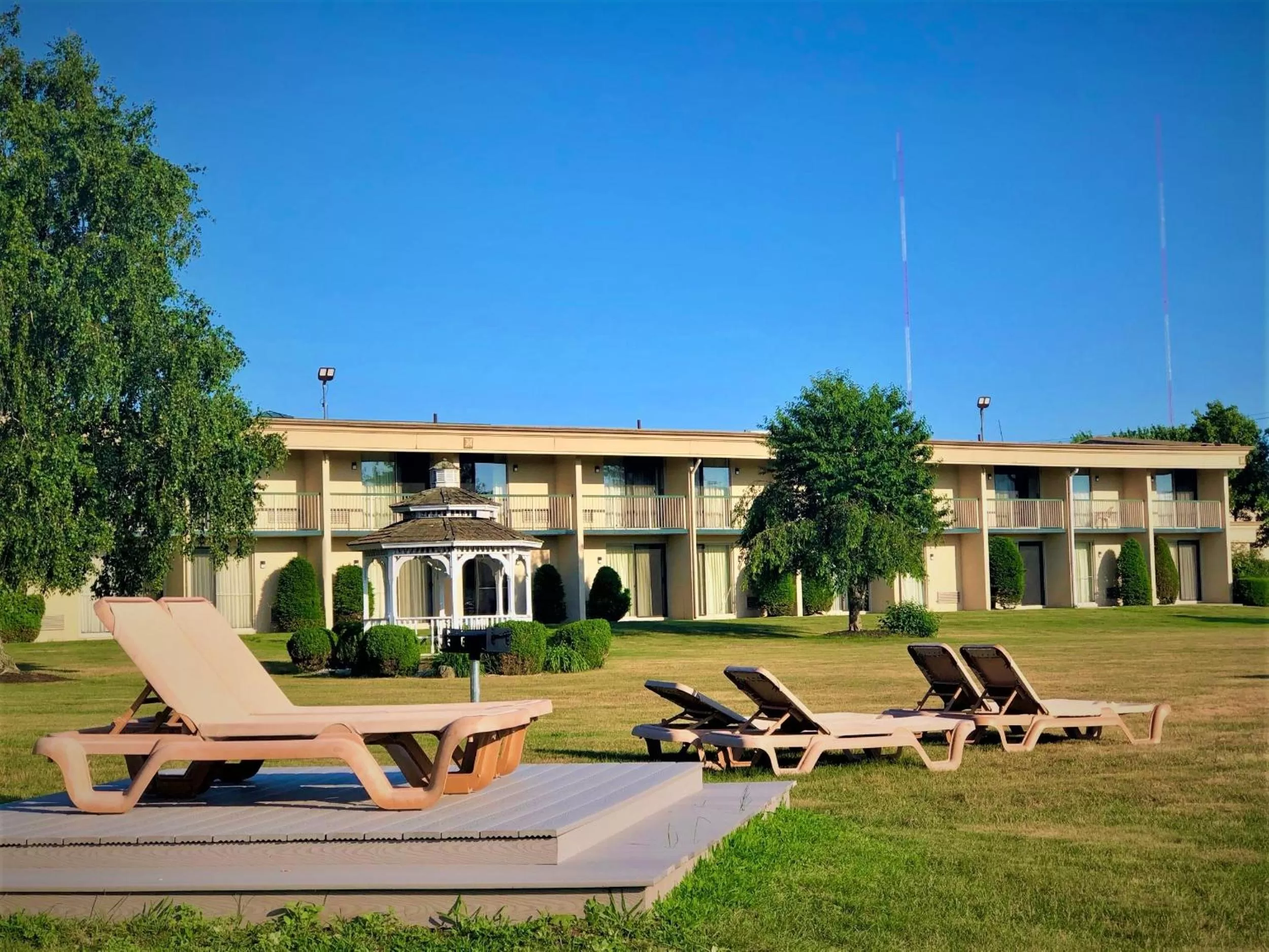Garden view in Riverview Inn & Suites