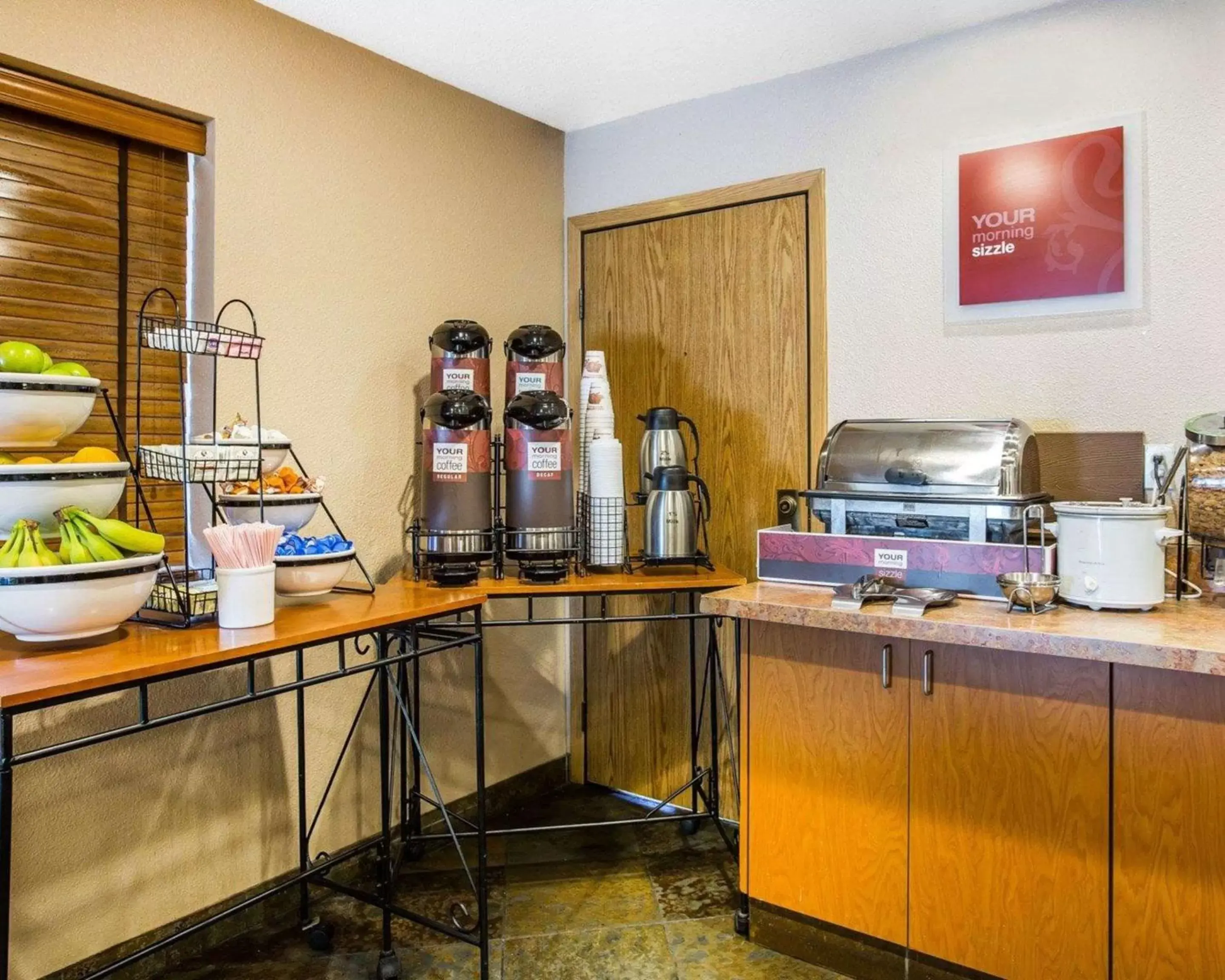 Restaurant/places to eat, Kitchen/Kitchenette in Quality Inn Lone Pine near Mount Whitney