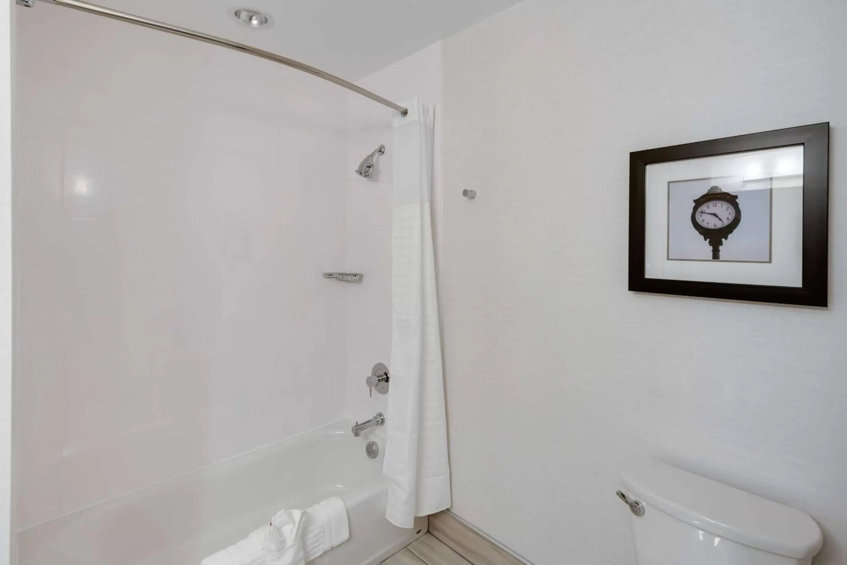 Bathroom in Comfort Suites Kennewick at Southridge