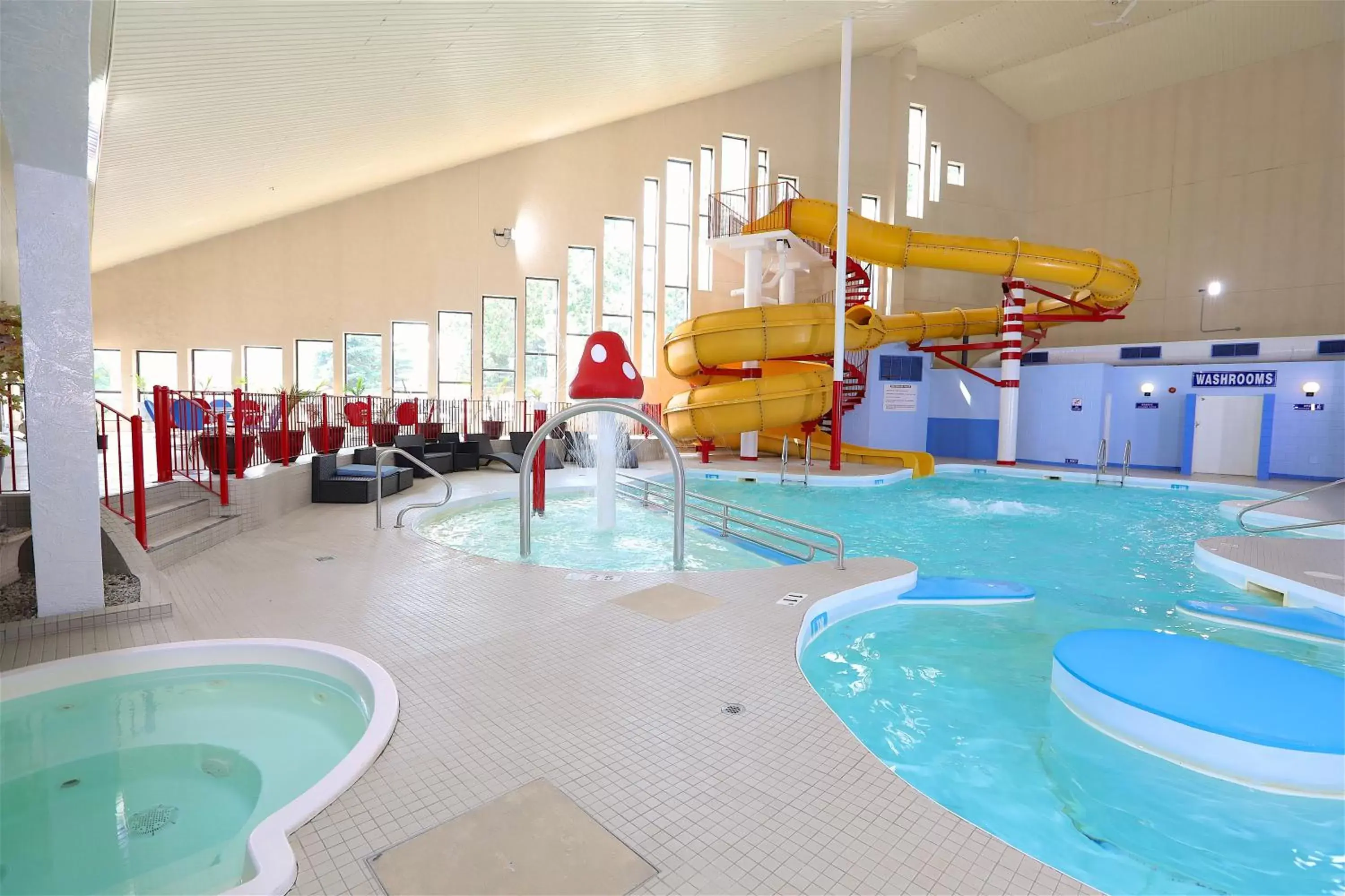 Swimming pool, Water Park in Medicine Hat Suites