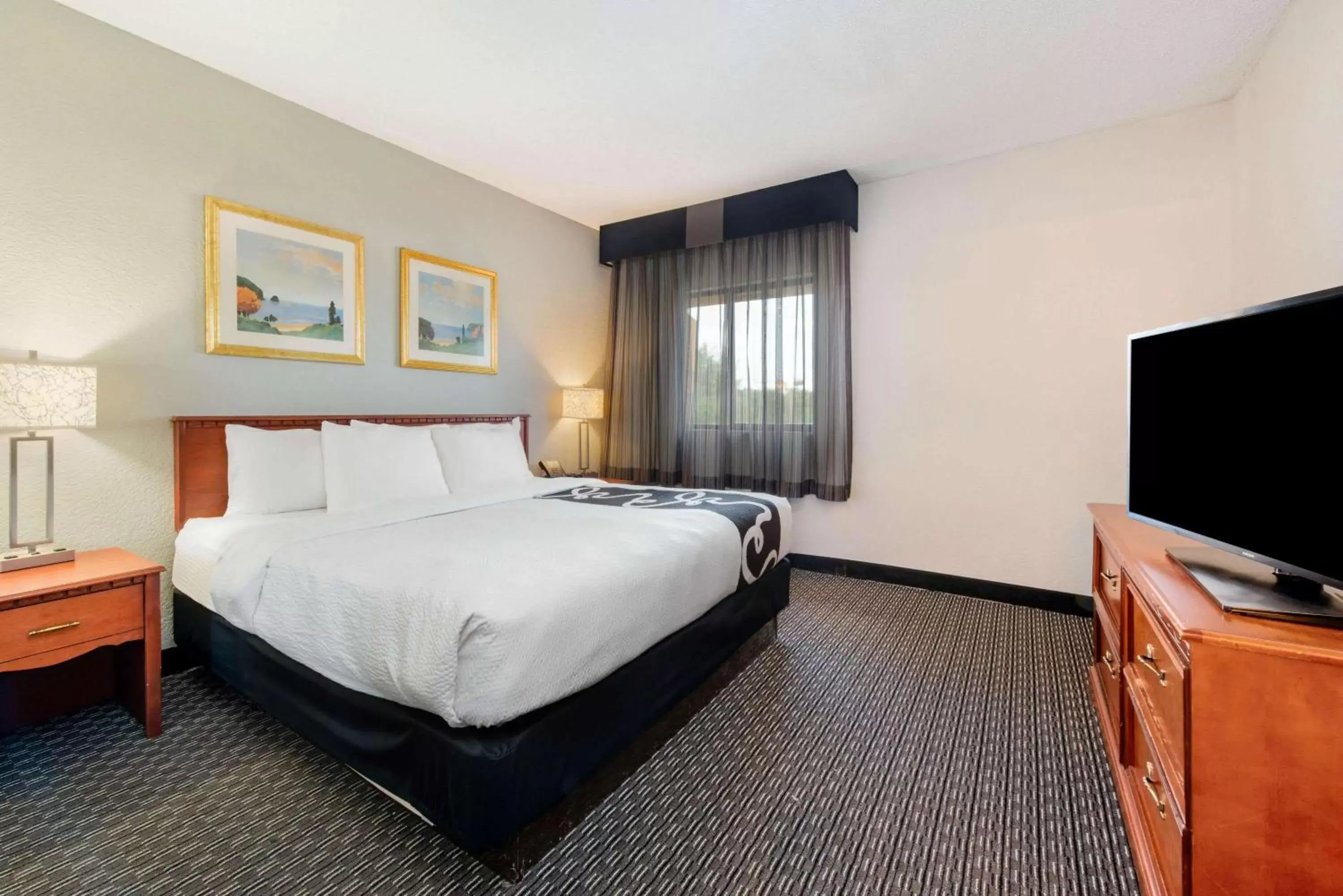 Photo of the whole room, Bed in La Quinta Inn by Wyndham Ft. Lauderdale Tamarac East