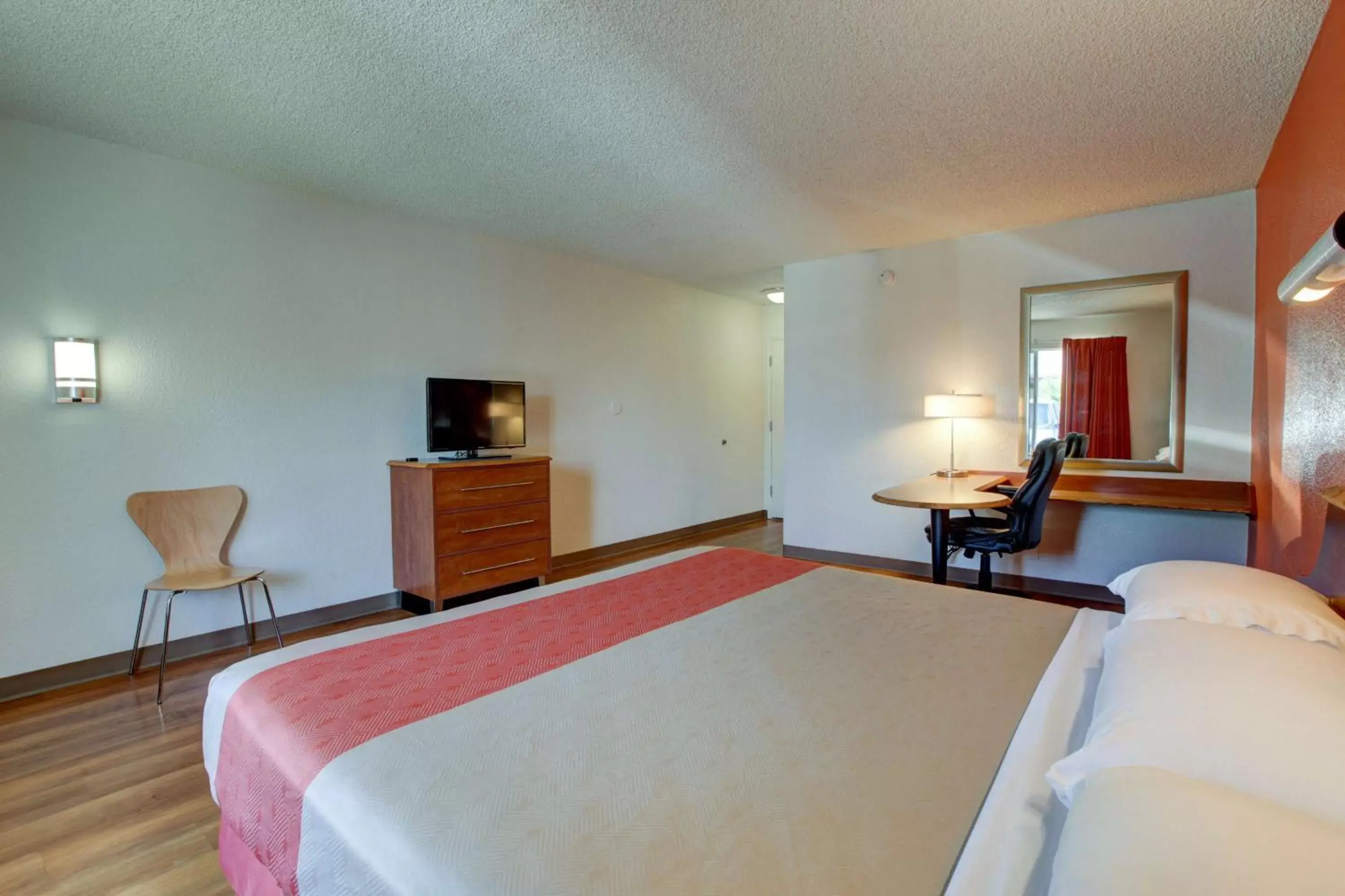 TV and multimedia, Bed in Motel 6-Santa Ana, CA - Irvine - Orange County Airport