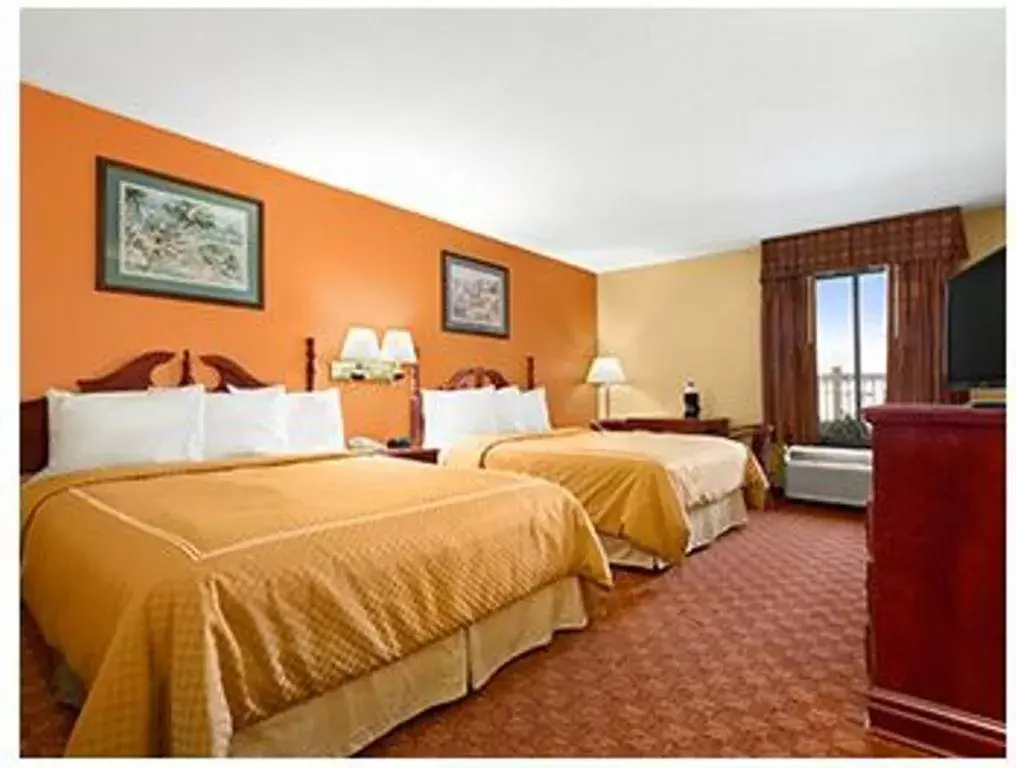 Photo of the whole room, Bed in Ramada Limited - Columbia