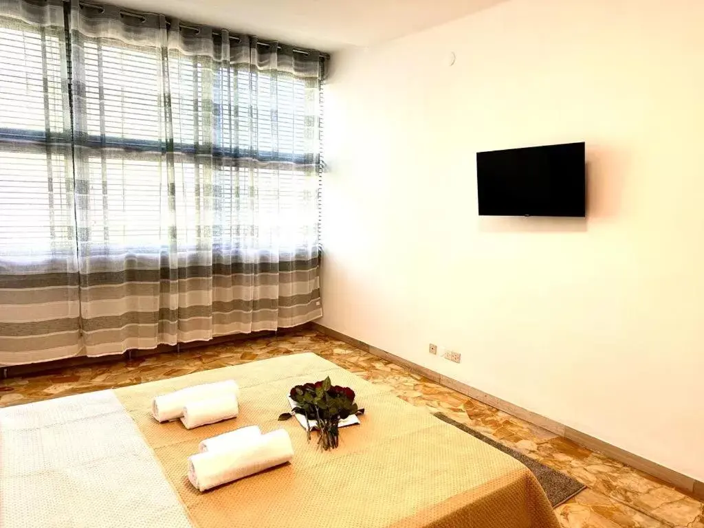 Communal lounge/ TV room, TV/Entertainment Center in Happy Stay