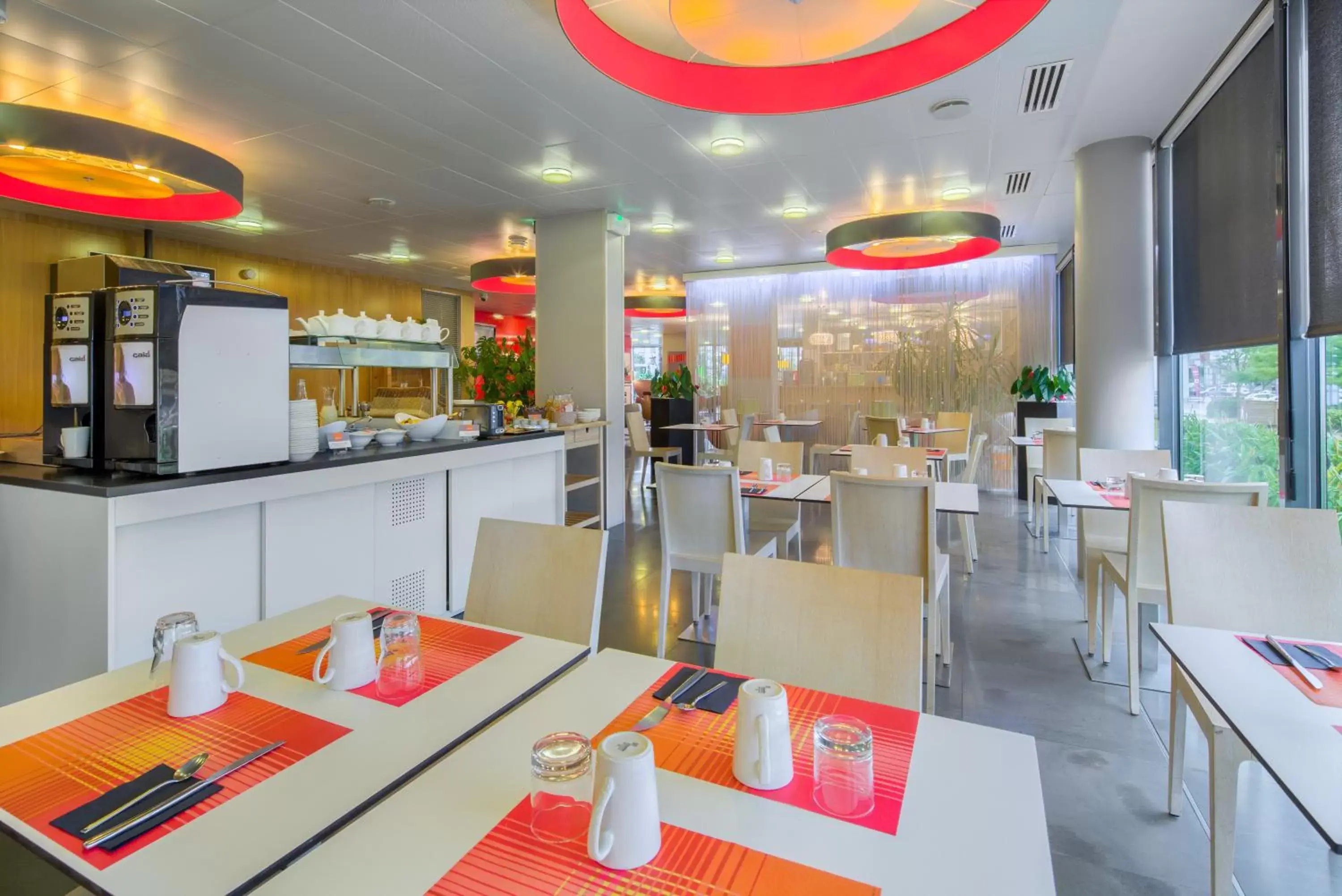 Breakfast, Restaurant/Places to Eat in Holiday Inn Express Saint-Nazaire, an IHG Hotel