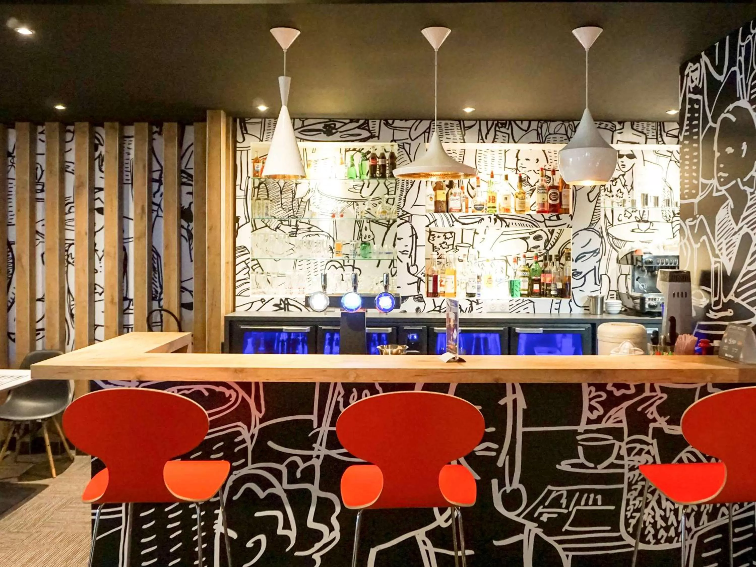 Lounge or bar in ibis Poitiers Site du Futuroscope