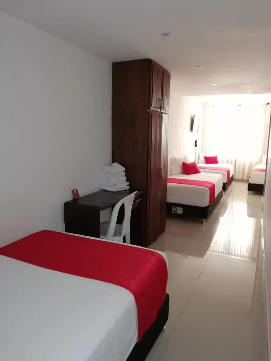 Bedroom, Bed in Hotel Cafe Plaza