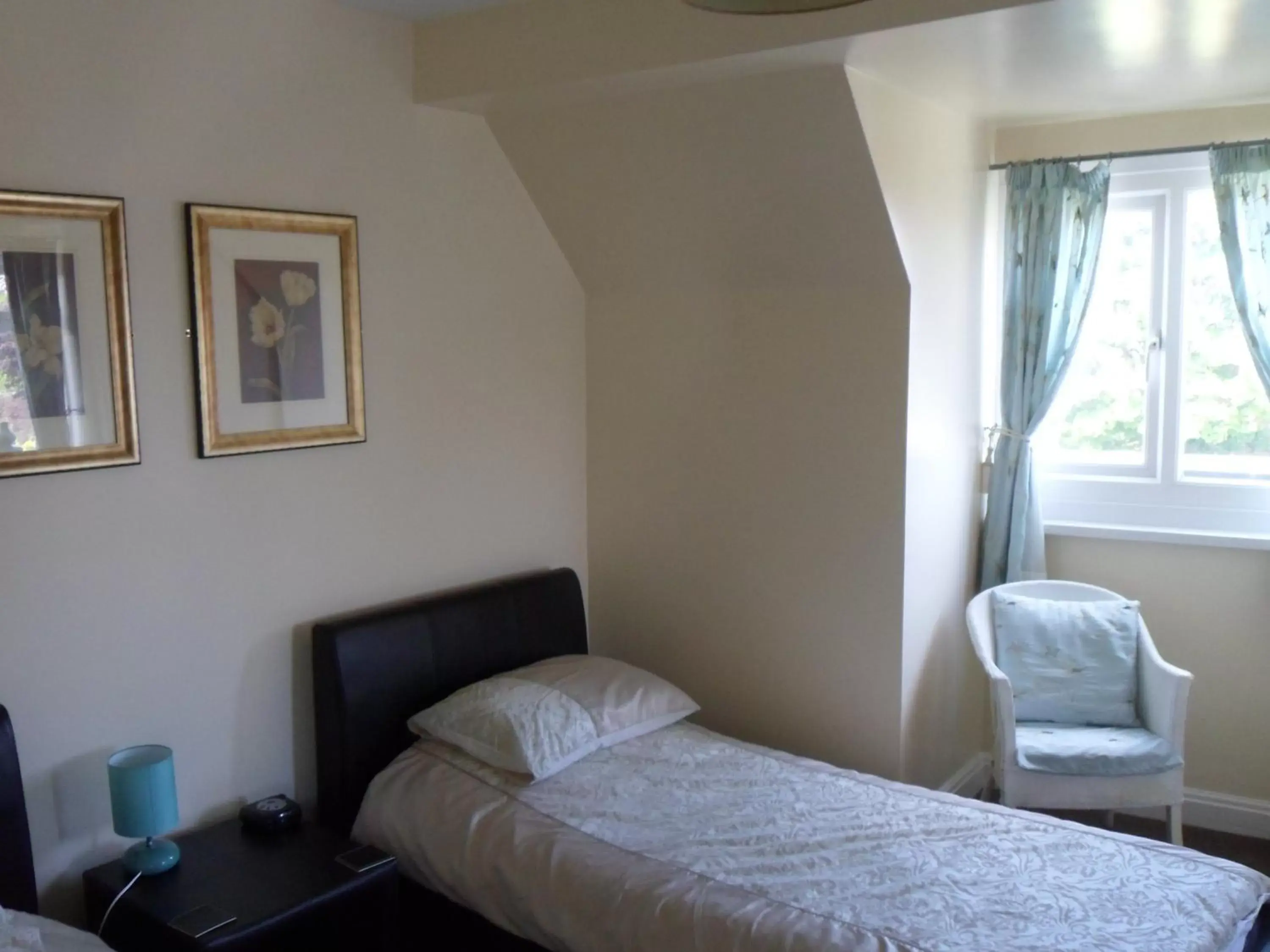 Twin Room with Shower - single occupancy in The Shoes Twin Room with Shower - single occupancy in The Shoes