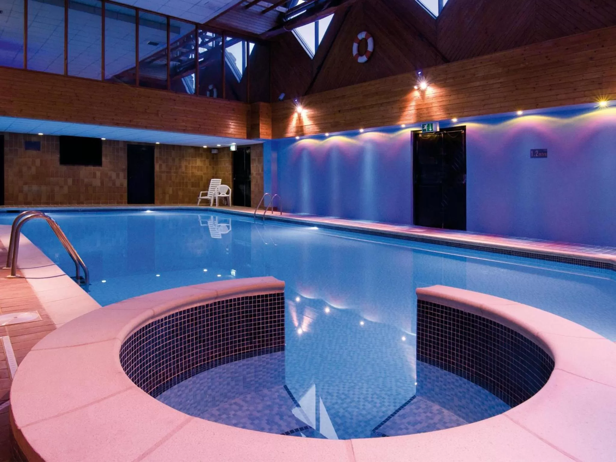 Swimming pool in Elmers Court Hotel