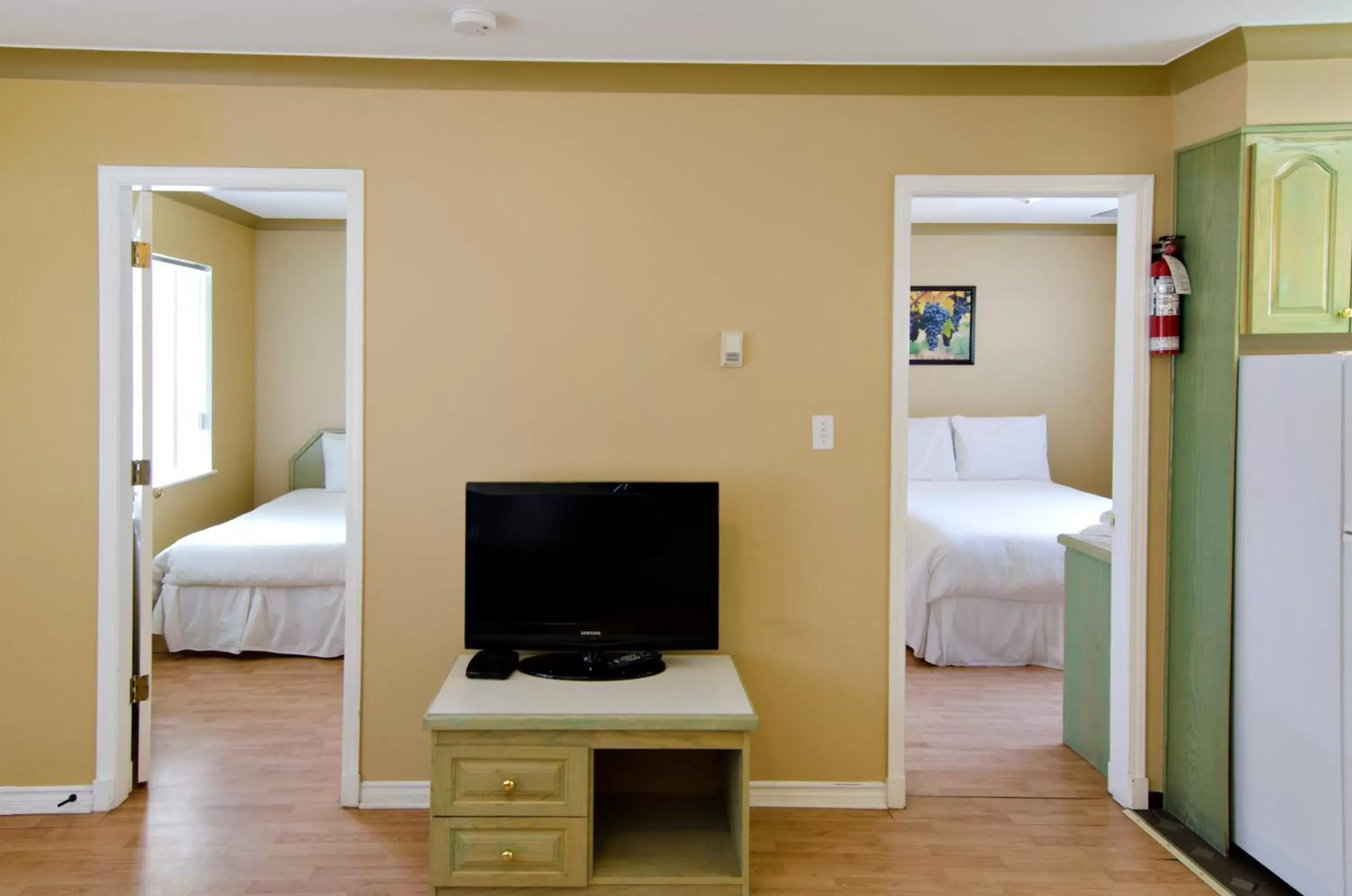 Bedroom, TV/Entertainment Center in Tiki Shores Inn & Suites