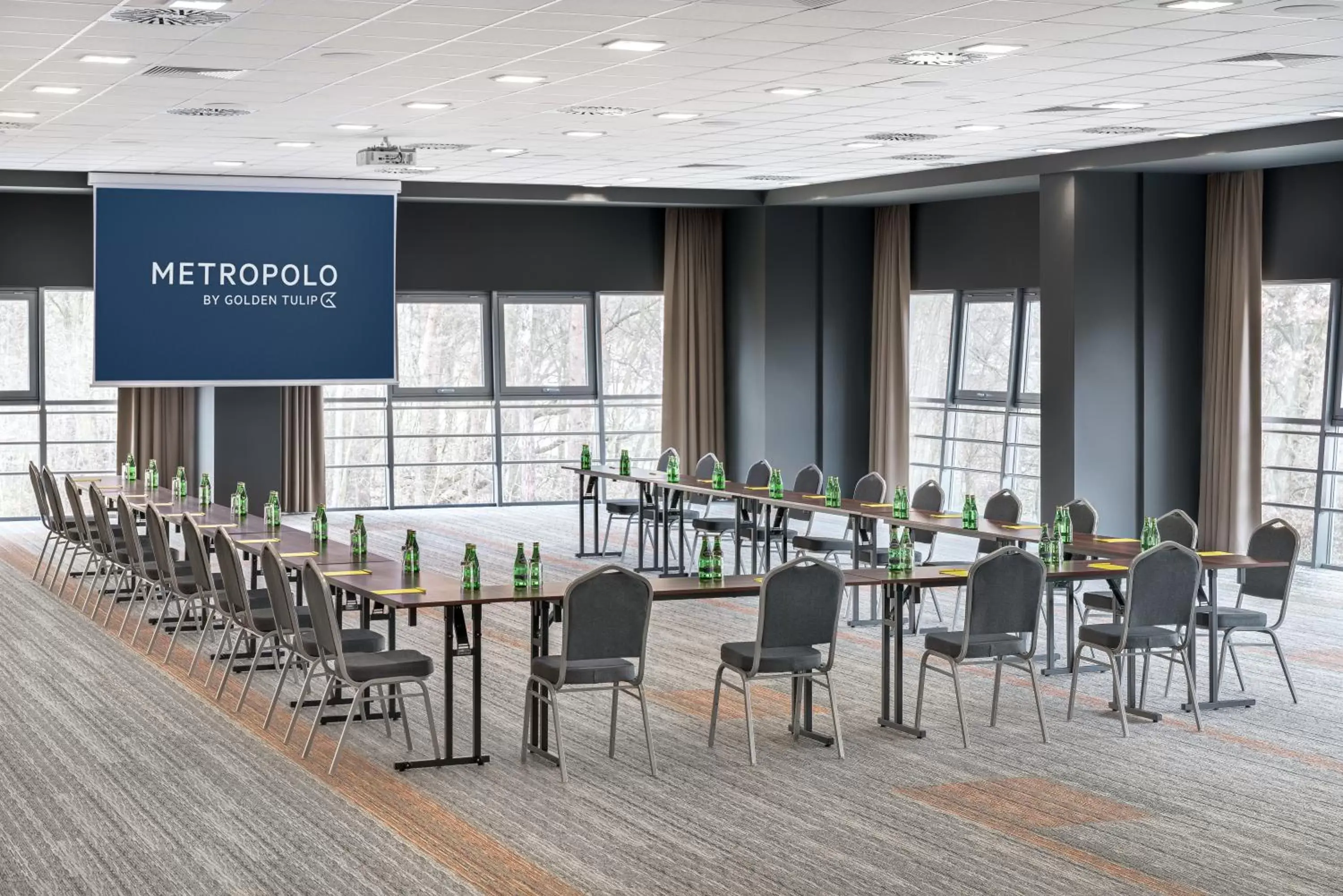 Meeting/conference room, Restaurant/Places to Eat in Metropolo by Golden Tulip Krakow