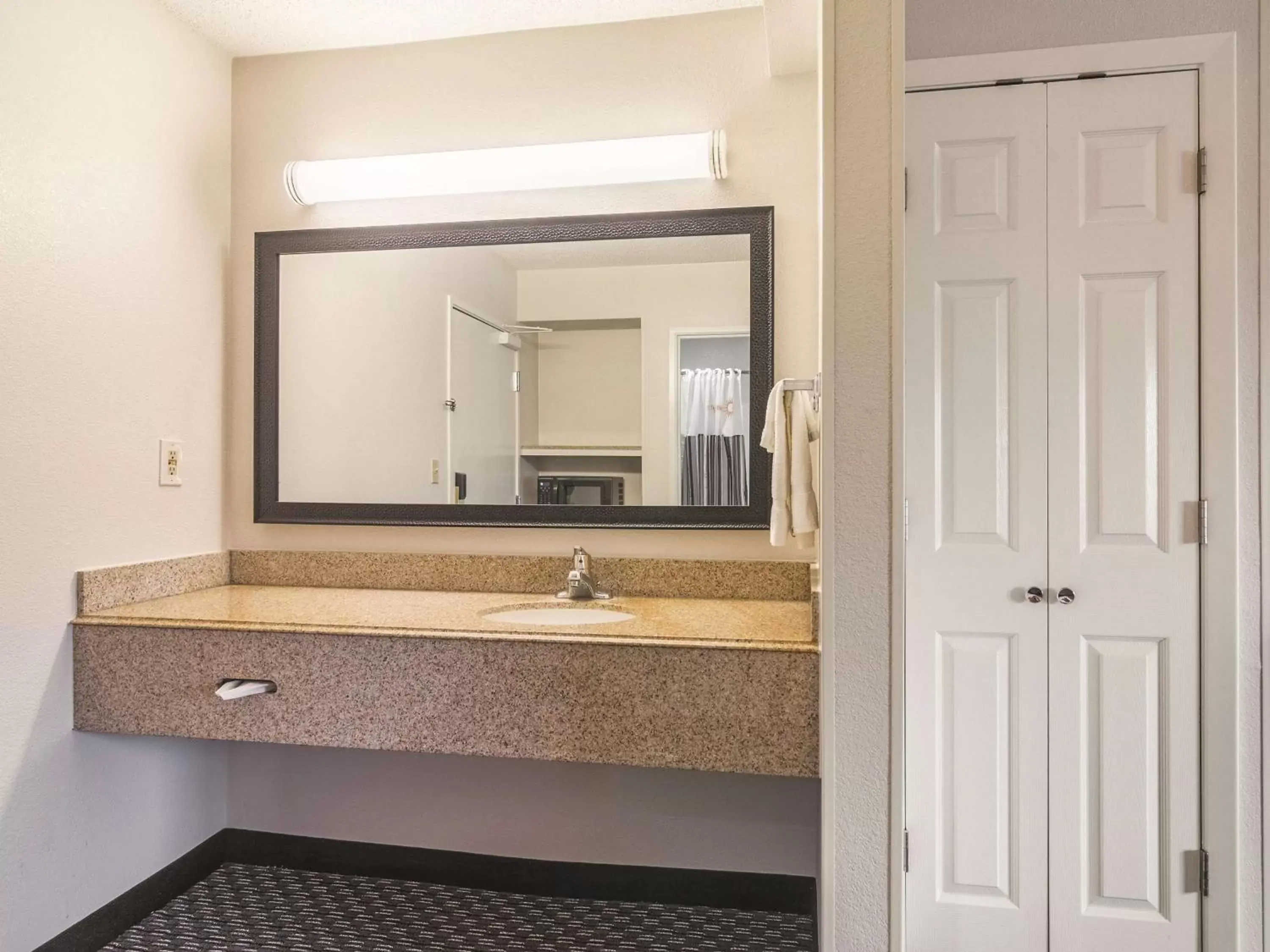 Photo of the whole room, Bathroom in Wingate by Wyndham Brunswick