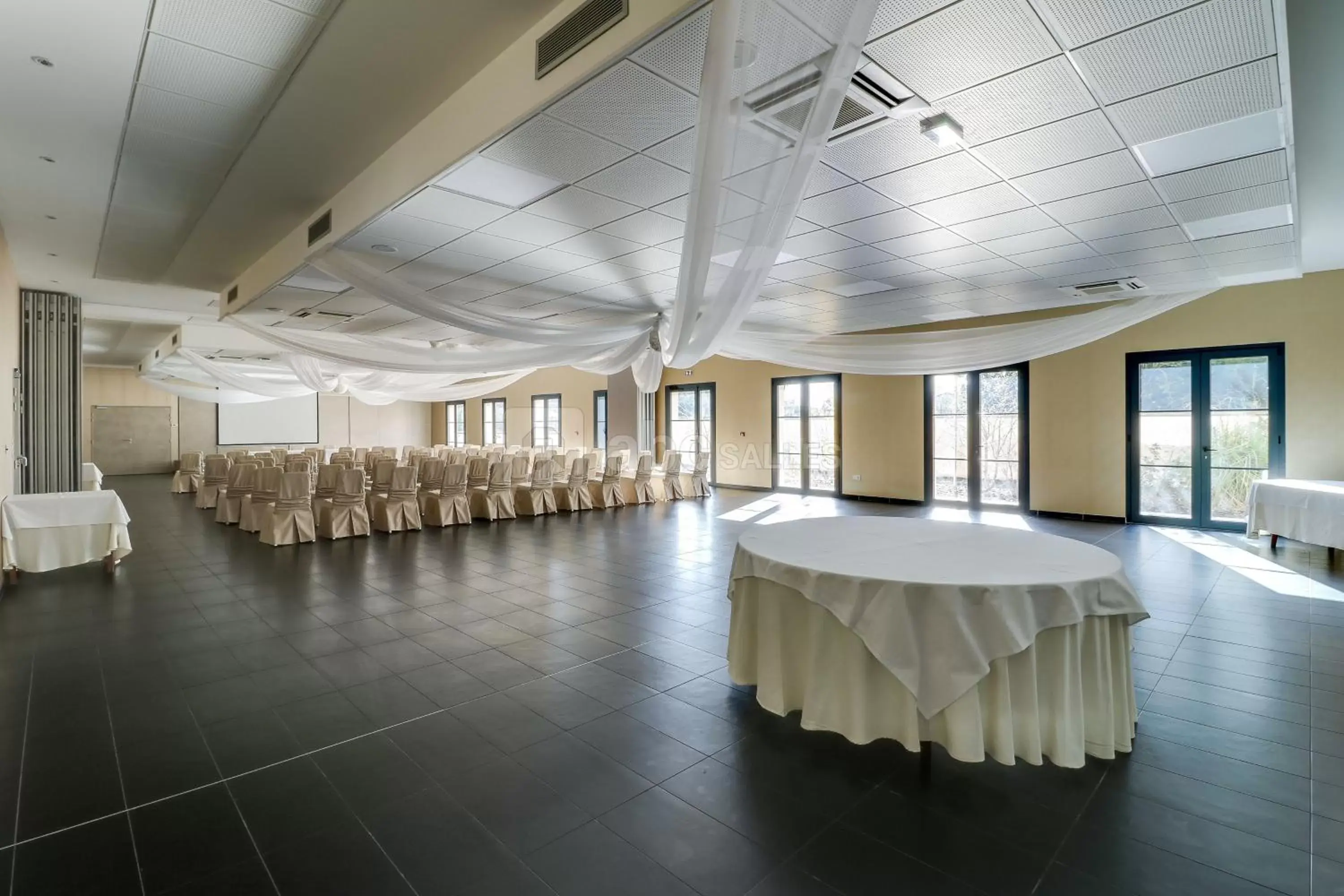 Business facilities, Banquet Facilities in Logis Hostellerie Du Mont Aimé