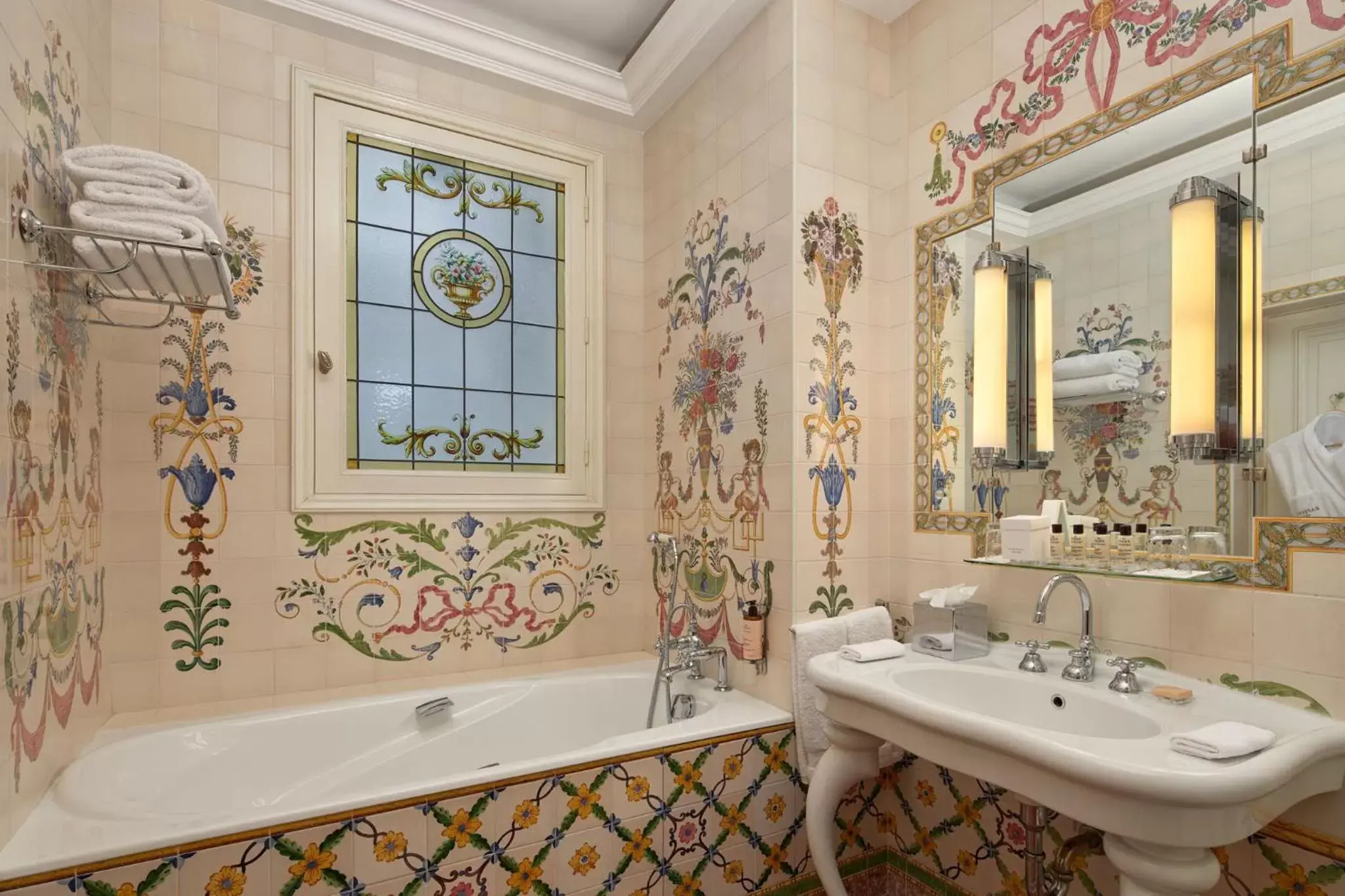 Bathroom in Hôtel Raphael
