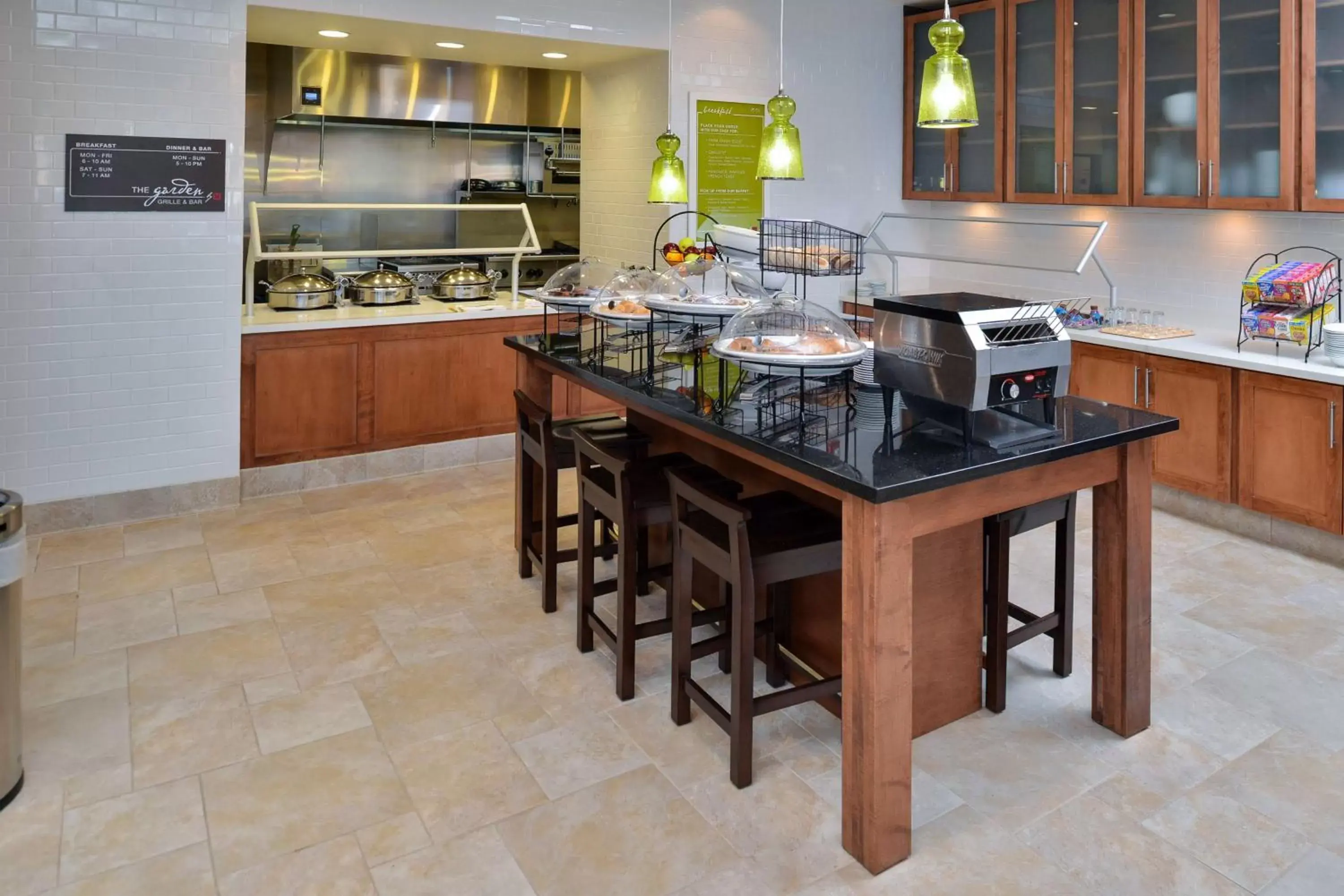 Dining area, Kitchen/Kitchenette in Hilton Garden Inn West Chester