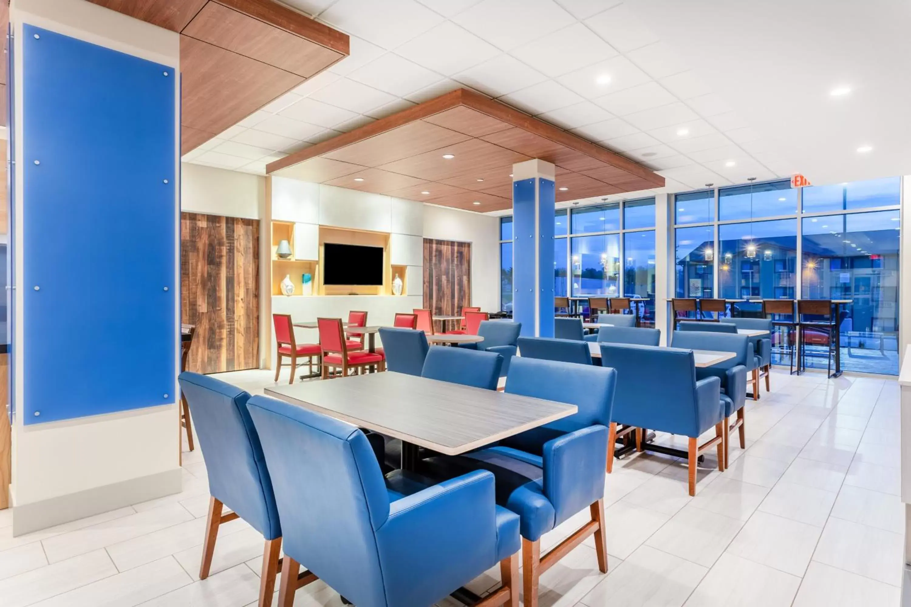 Breakfast, Restaurant/Places to Eat in Holiday Inn Express & Suites - Springfield North, an IHG Hotel