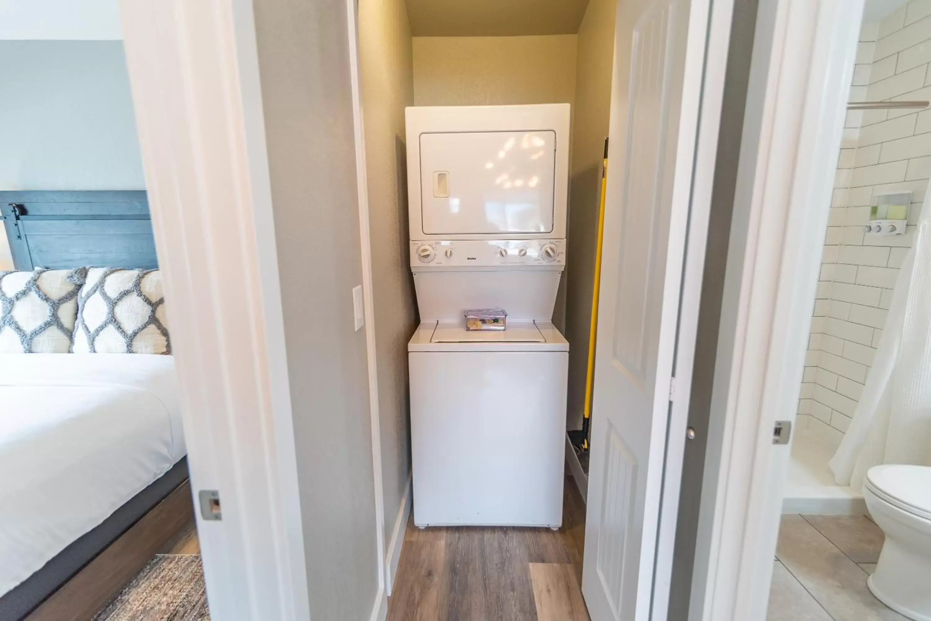 laundry, Bed in Colony Suites