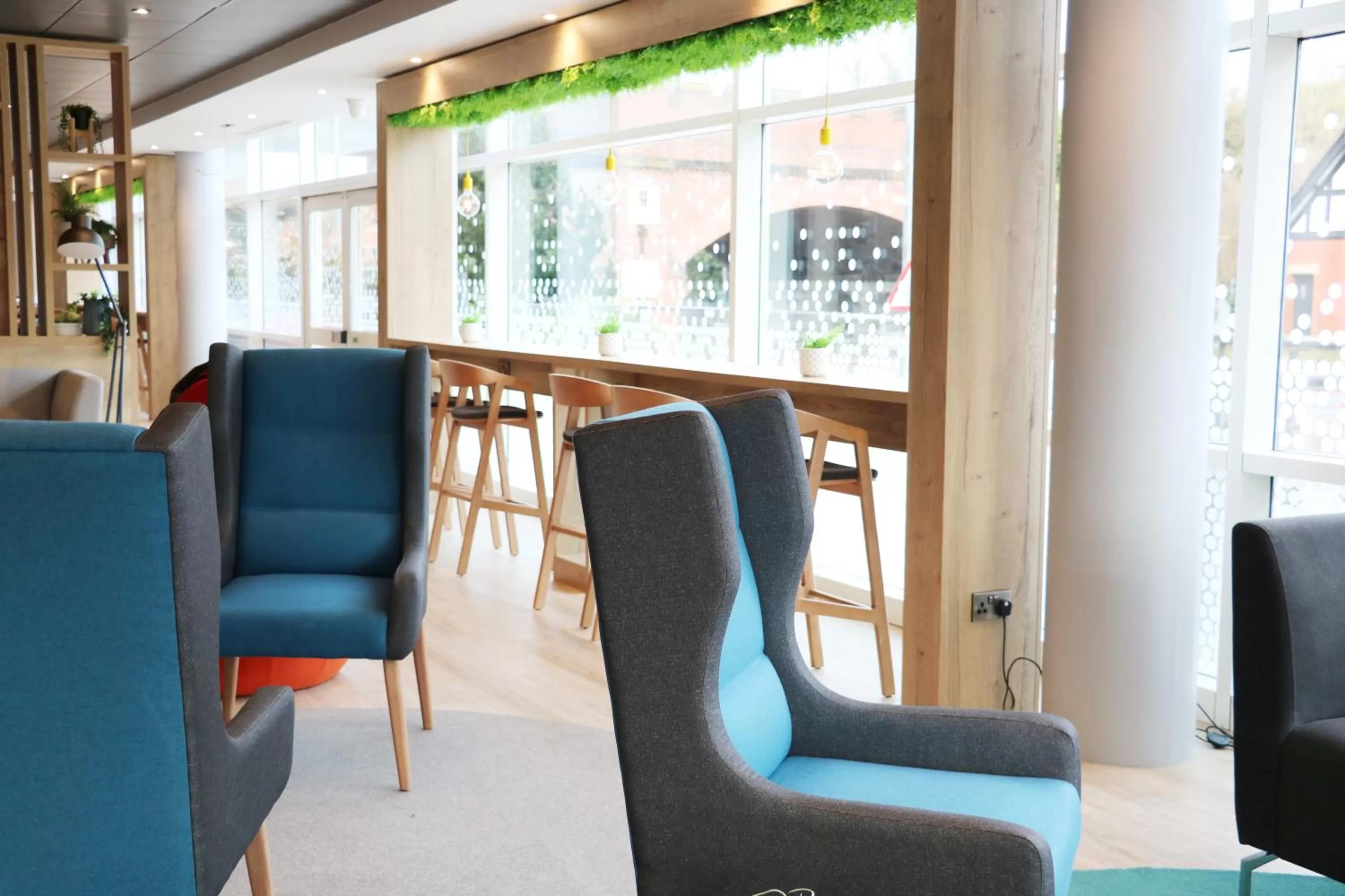 Lounge or bar in Holiday Inn Express, Chester Racecourse by IHG