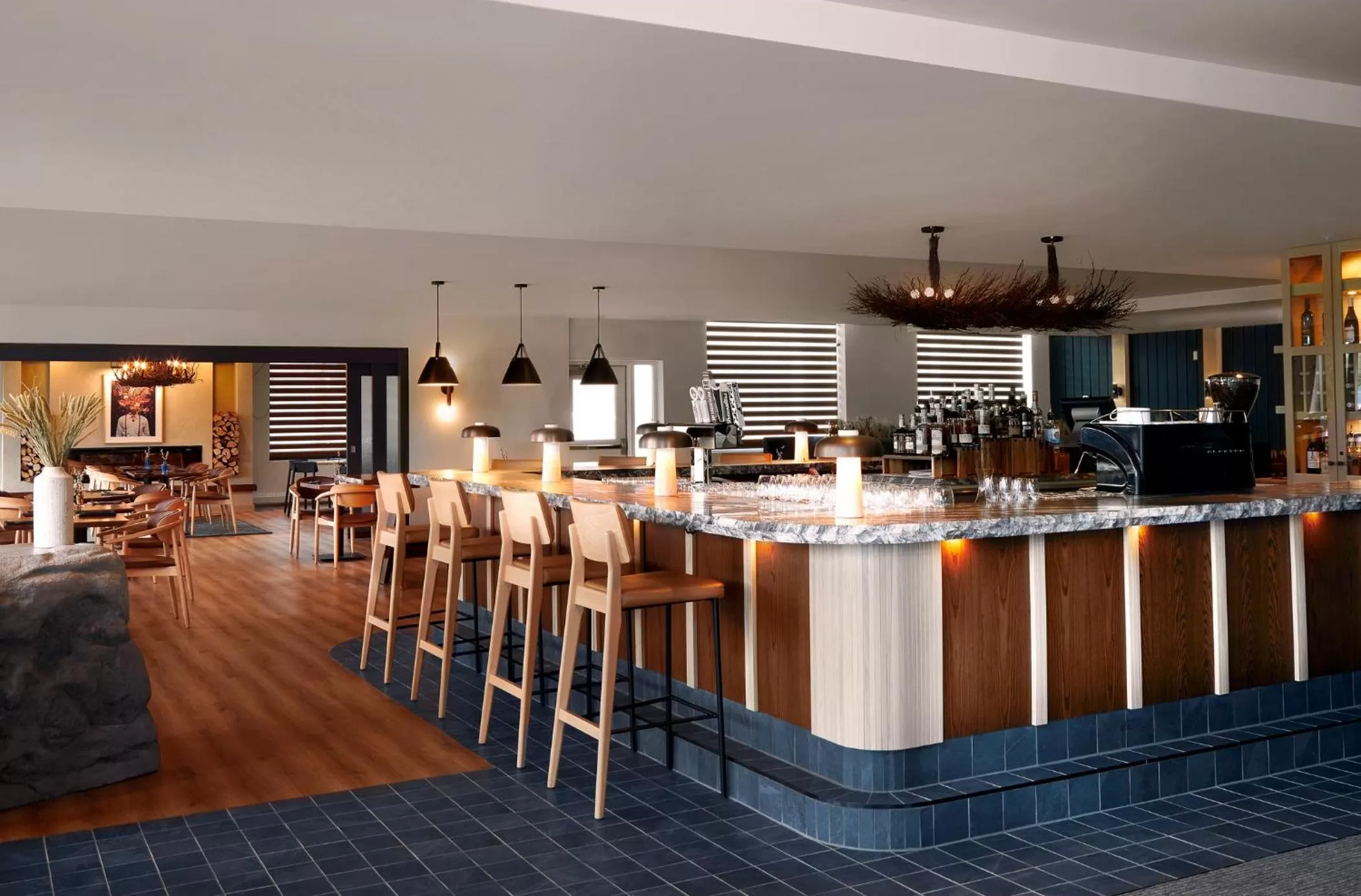 Restaurant/places to eat in The Crimson Jasper