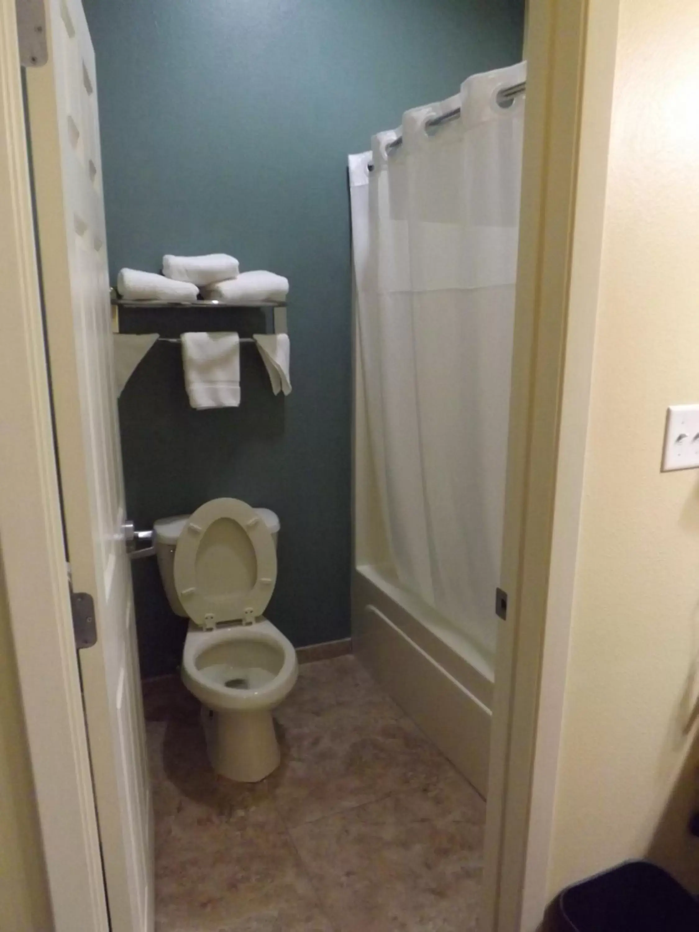 Toilet, Bathroom in Sunriser Inn