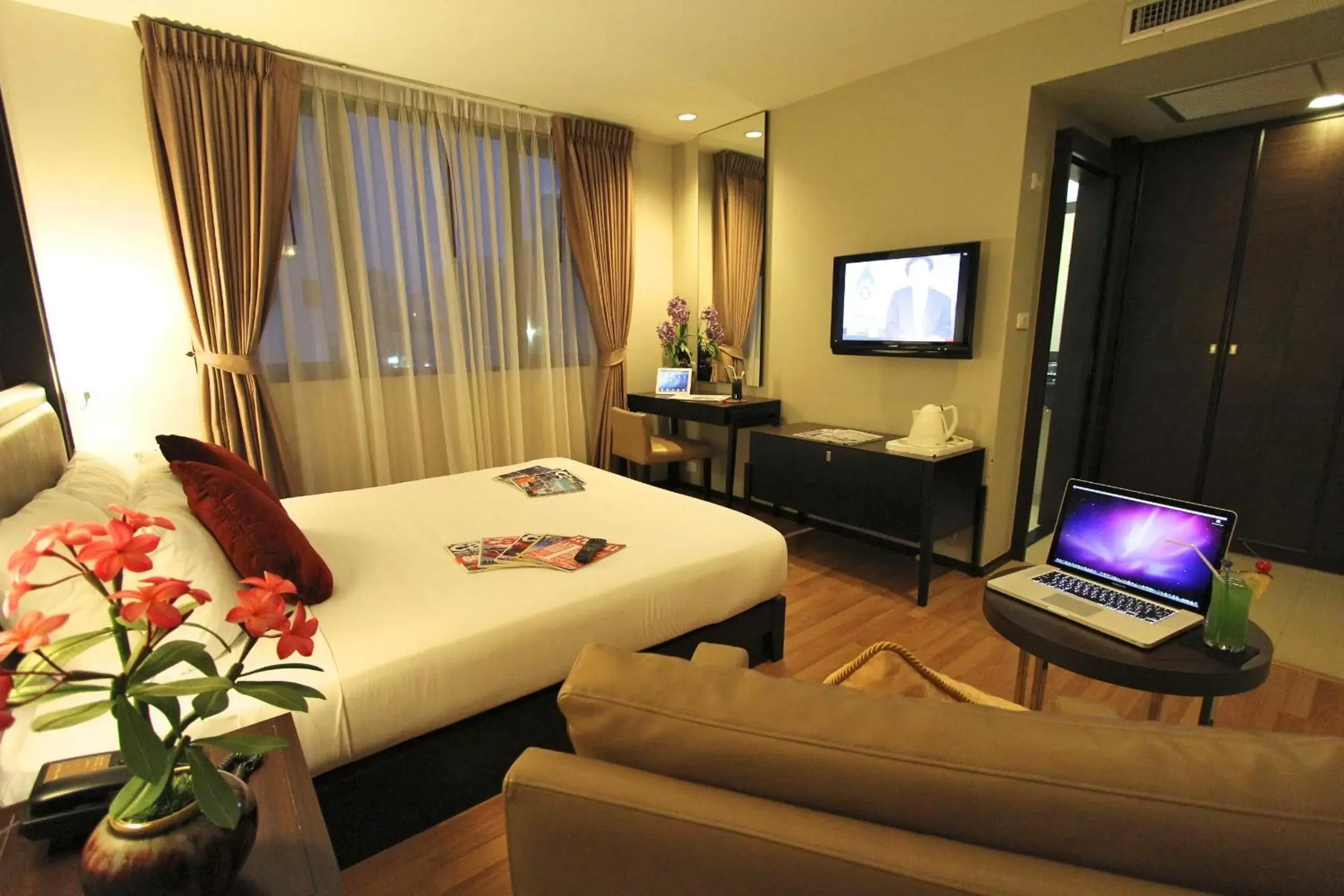 Bed, TV/Entertainment Center in The Dawin Hotel