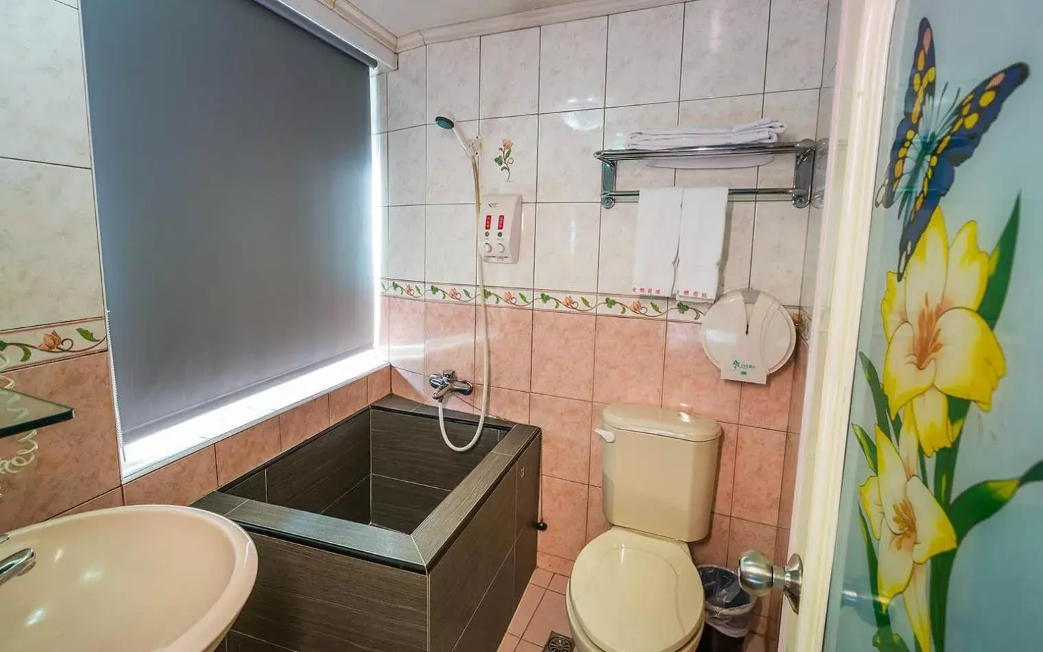 Bathroom in Dealer Hotel