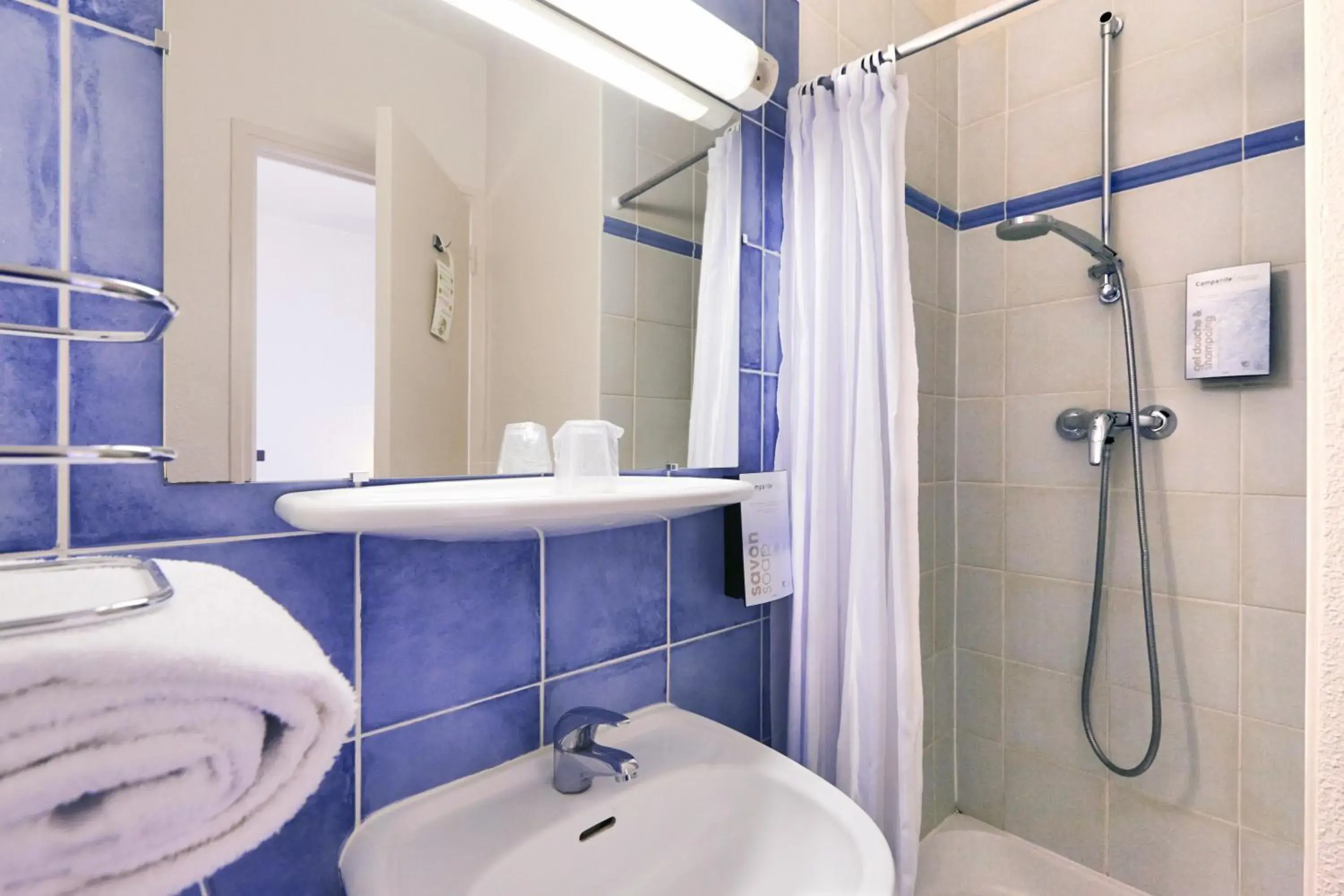Bathroom in Kyriad Direct Le Bourget Gonesse