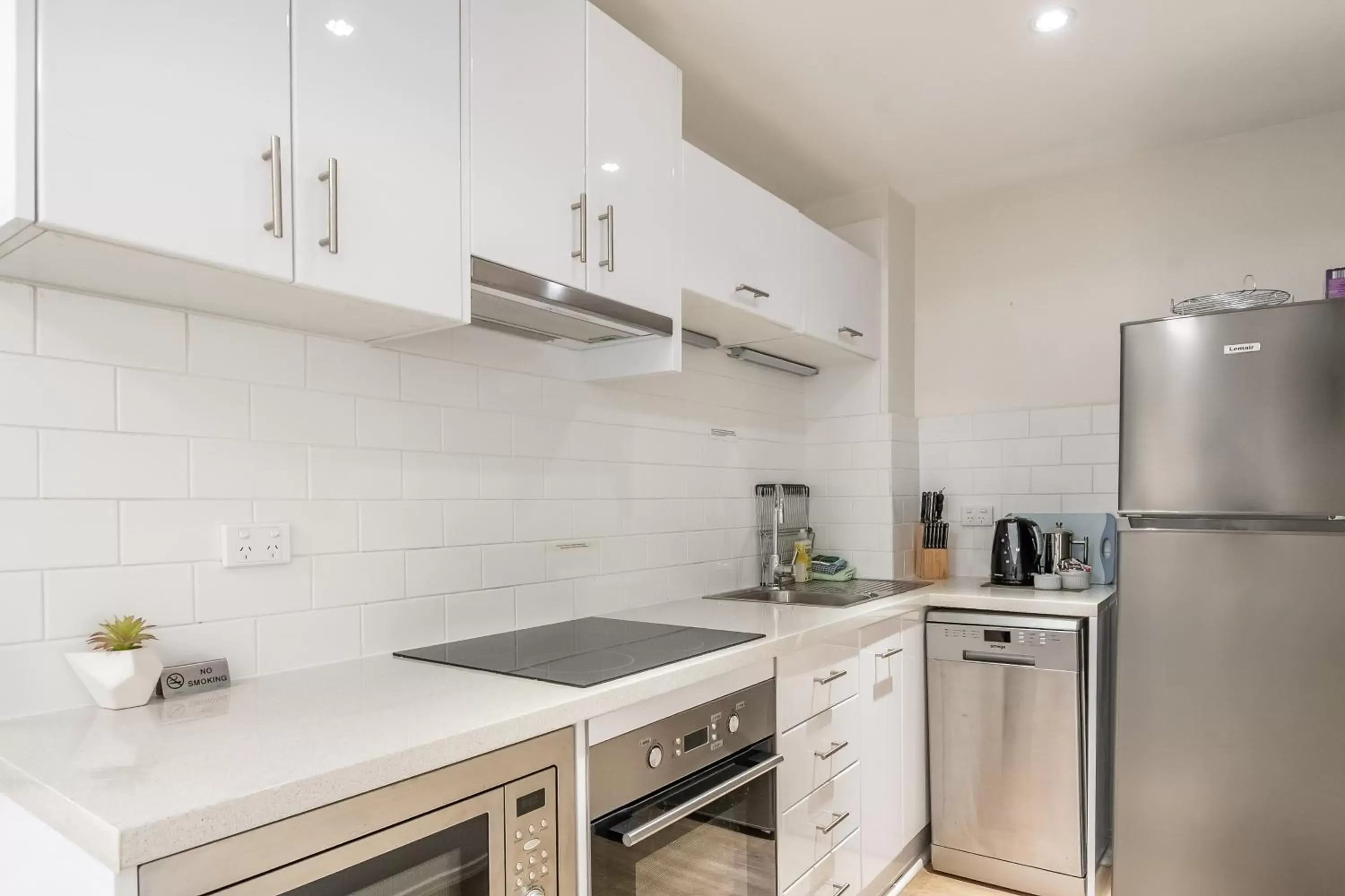 Coffee/tea facilities, Kitchen/Kitchenette in Byron Central Apartments