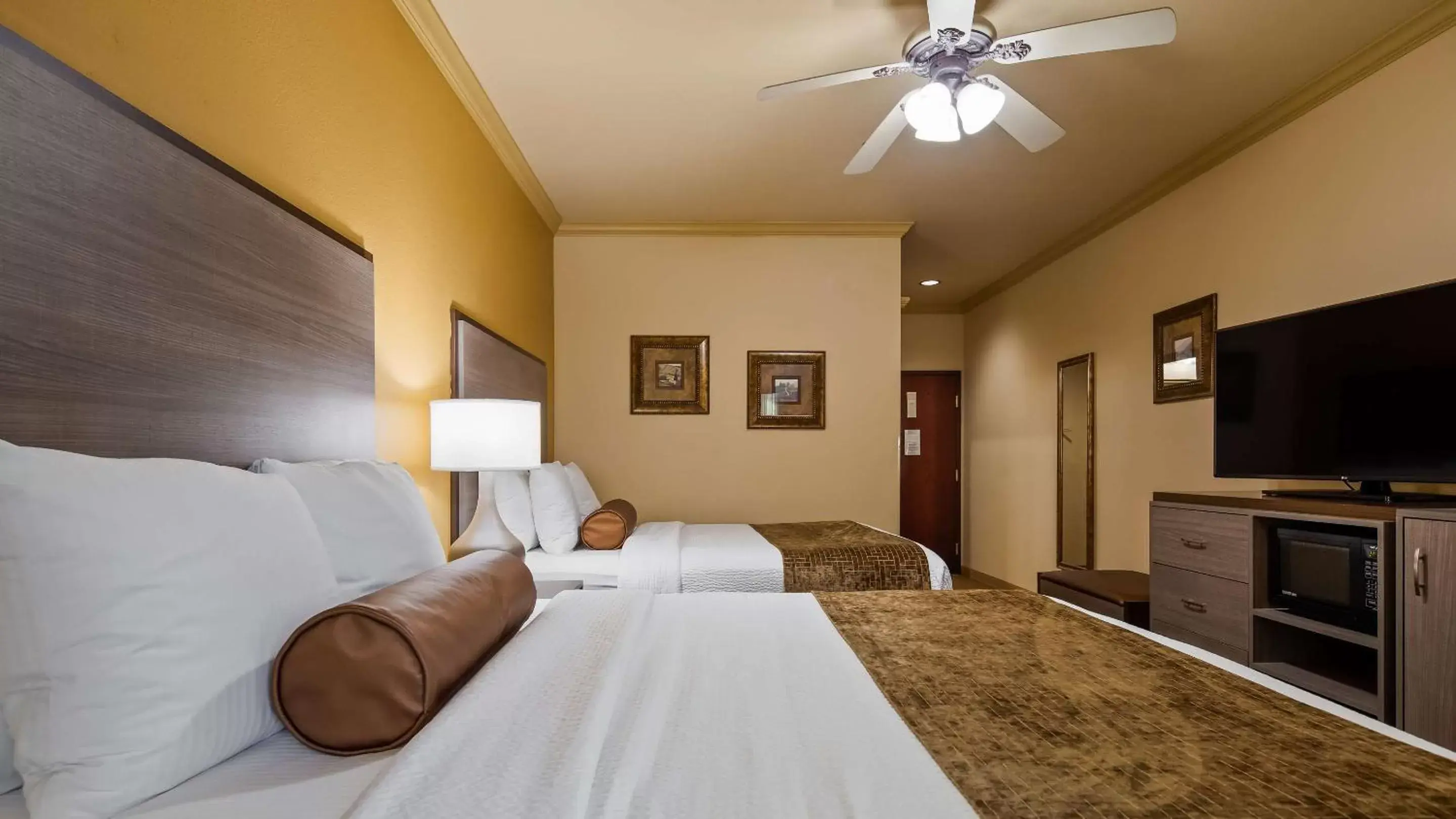 Bedroom, Bed in Best Western Plus Crown Colony Inn & Suites