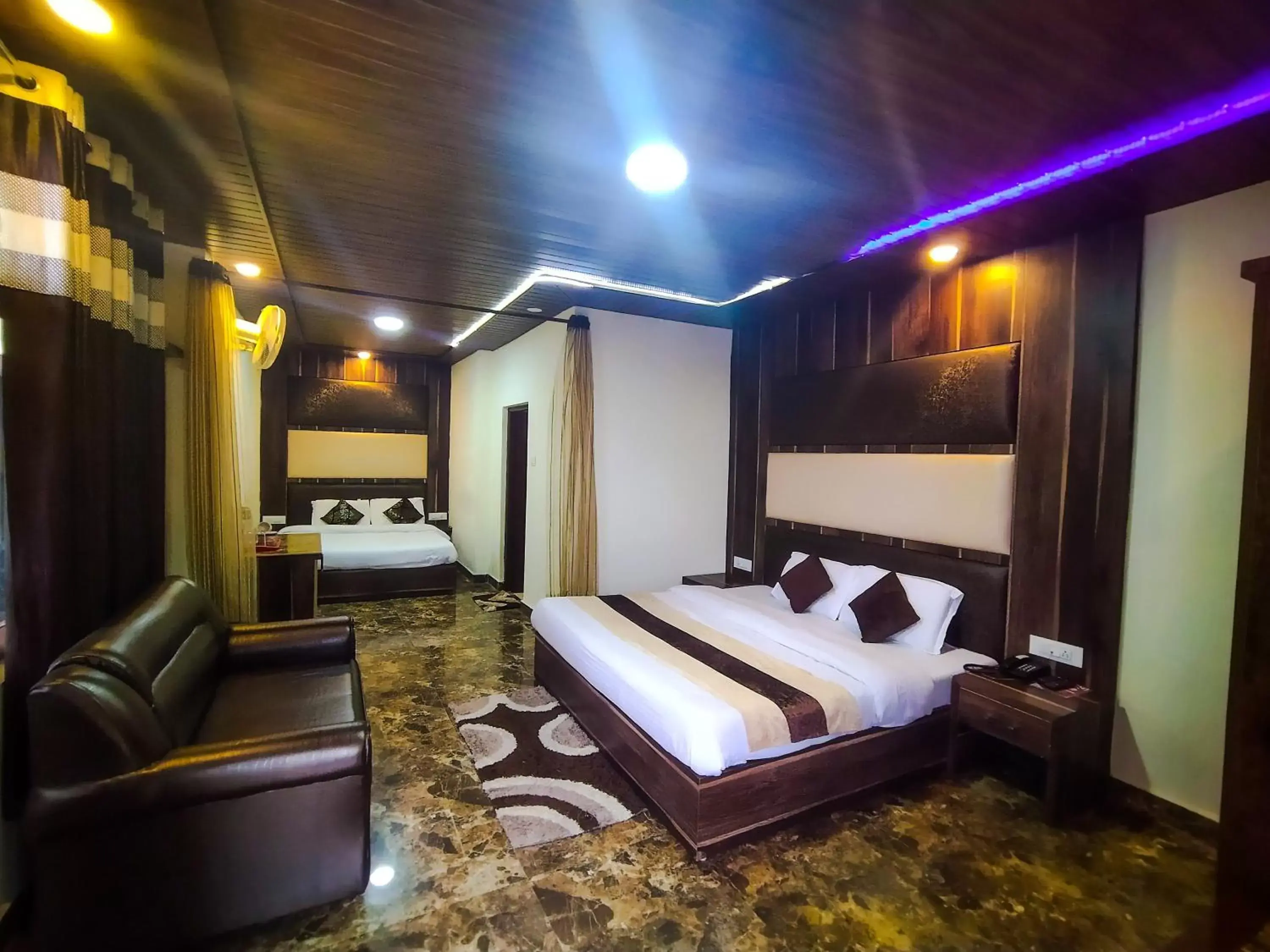 Family, Bed in Hotel Himdhara, Dalhousie Family, Bed in Hotel Himdhara, Dalhousie