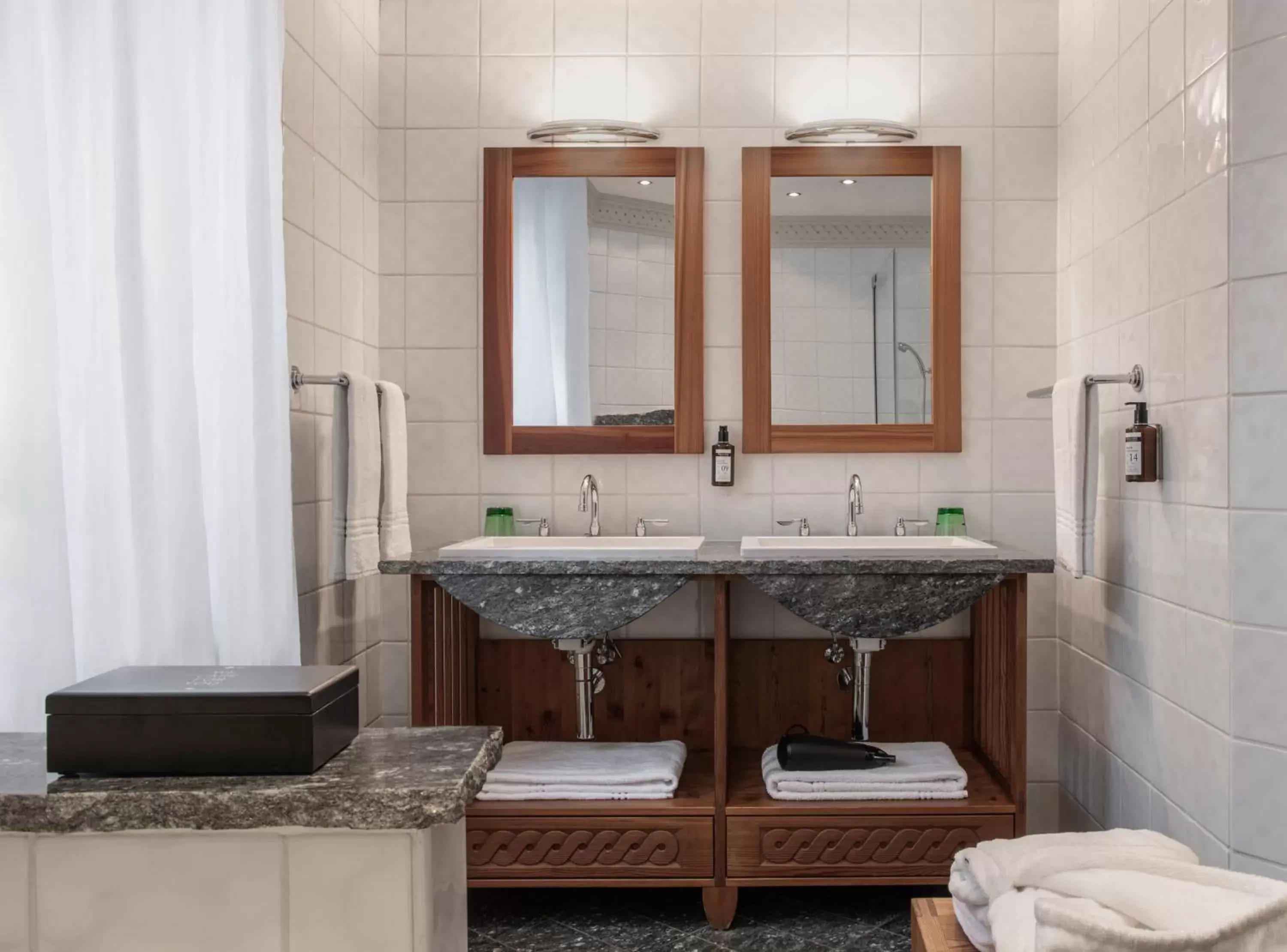 Bathroom in Hotel Schwarzer Adler Innsbruck
