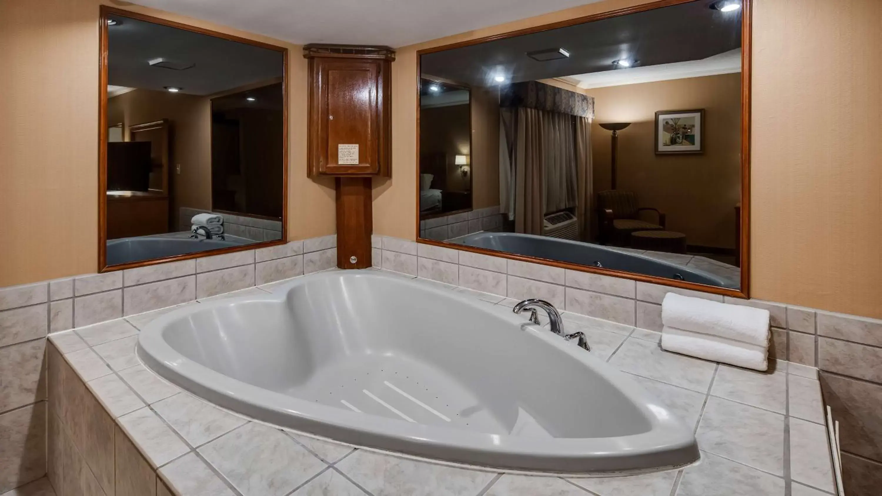 Photo of the whole room, Bathroom in Best Western Lapeer Inn