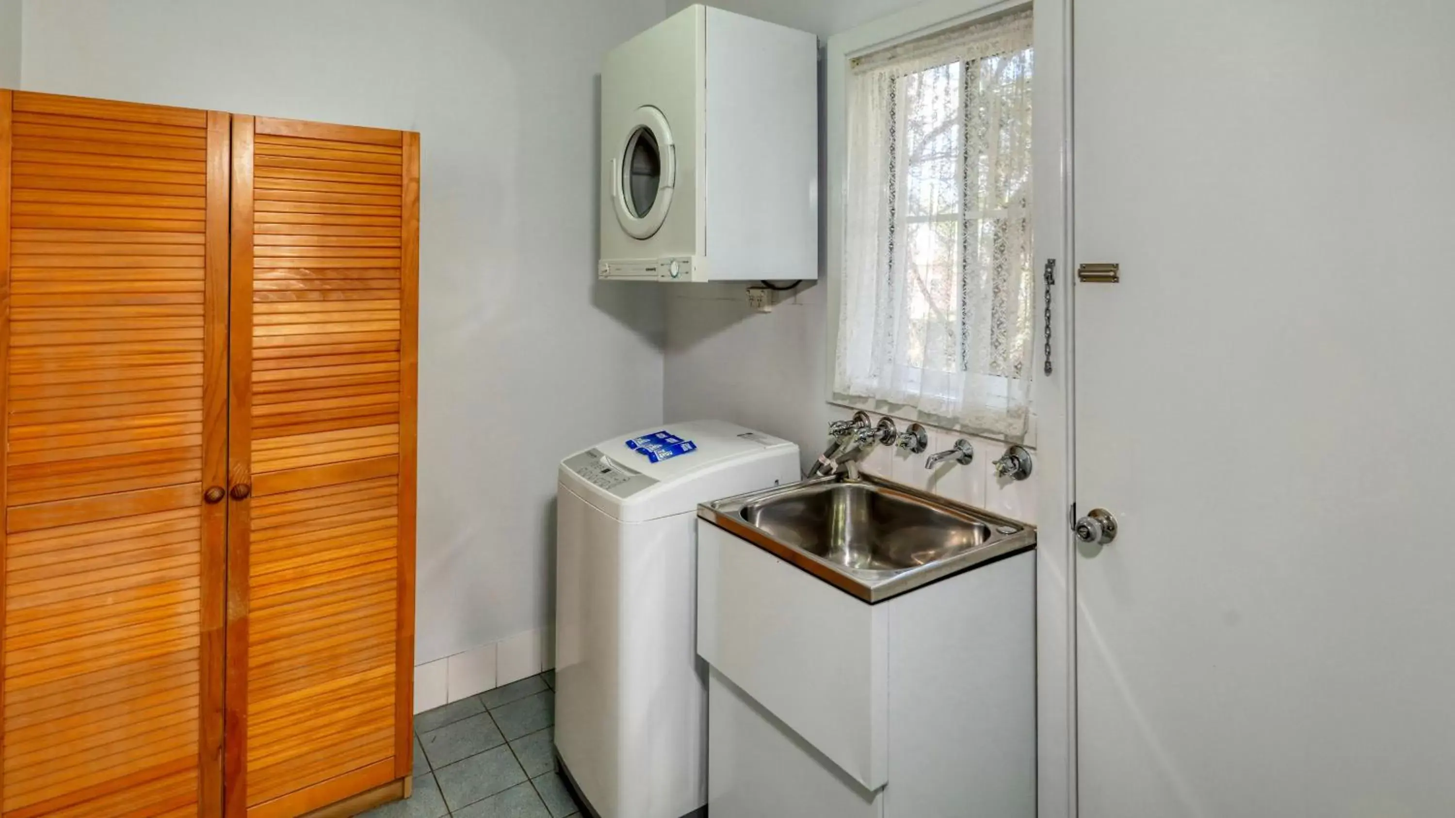 washing machine, Kitchen/Kitchenette in Colonial Motel & Apartments